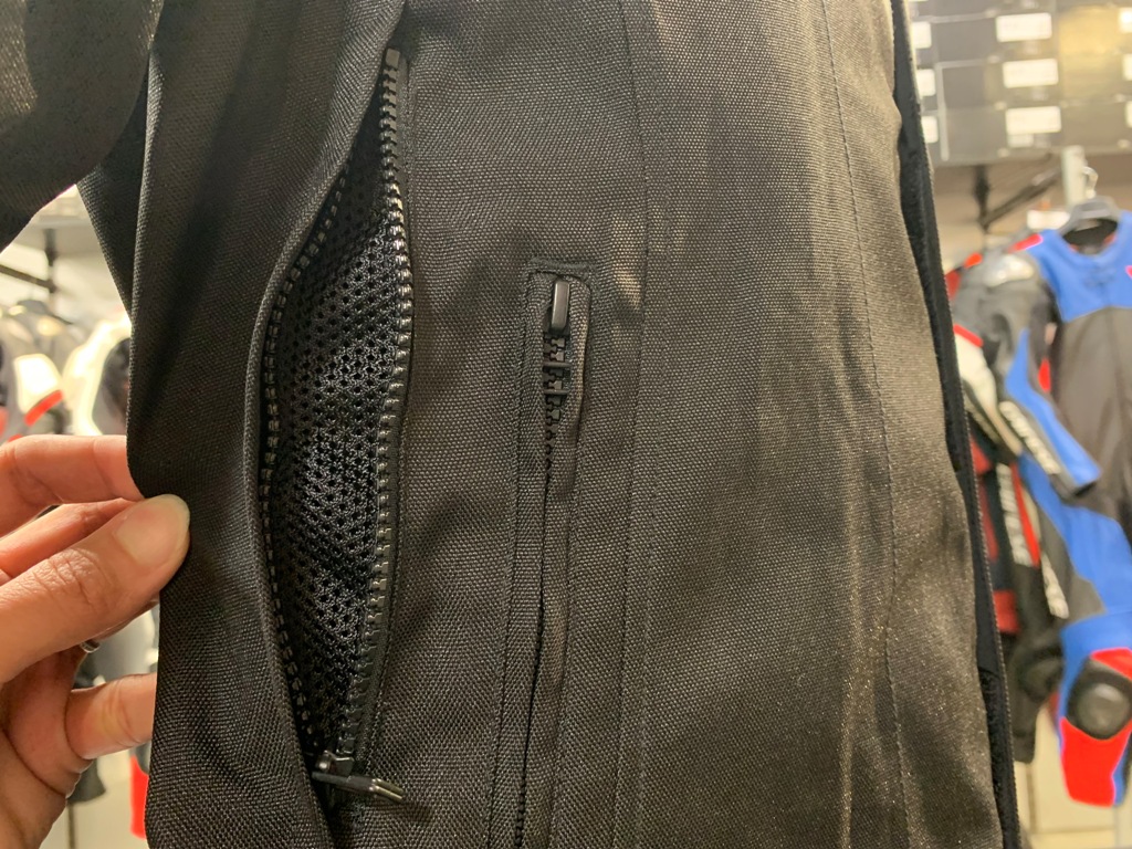冬でもスポーティに防水ジャケット『VELOCE D-Dry® JACKET』