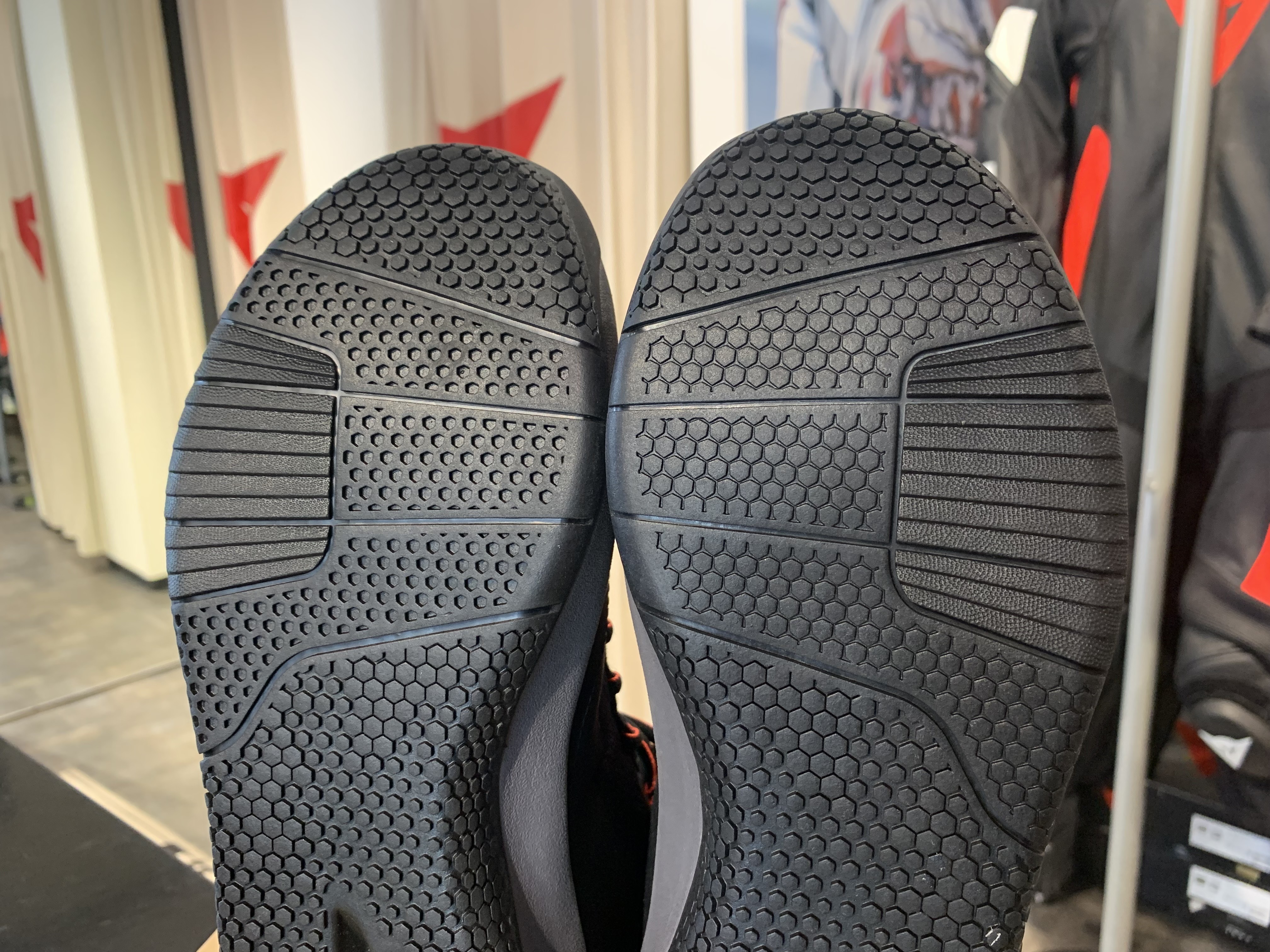 思わず走りたくなる軽くて涼しいメッシュシューズをご紹介