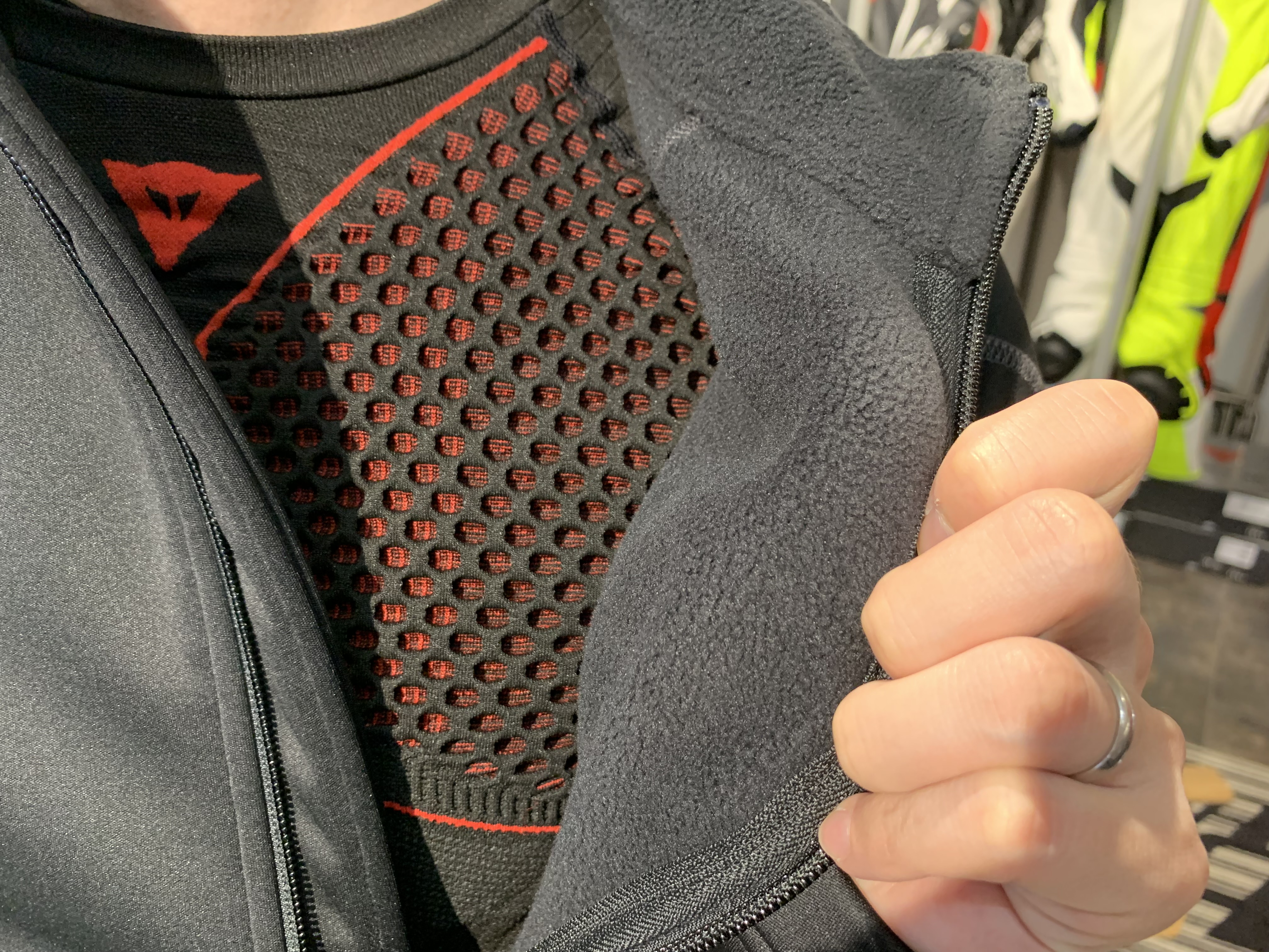 寒さに負けない！HOTなテクニカルウェアをご紹介します～ミドル