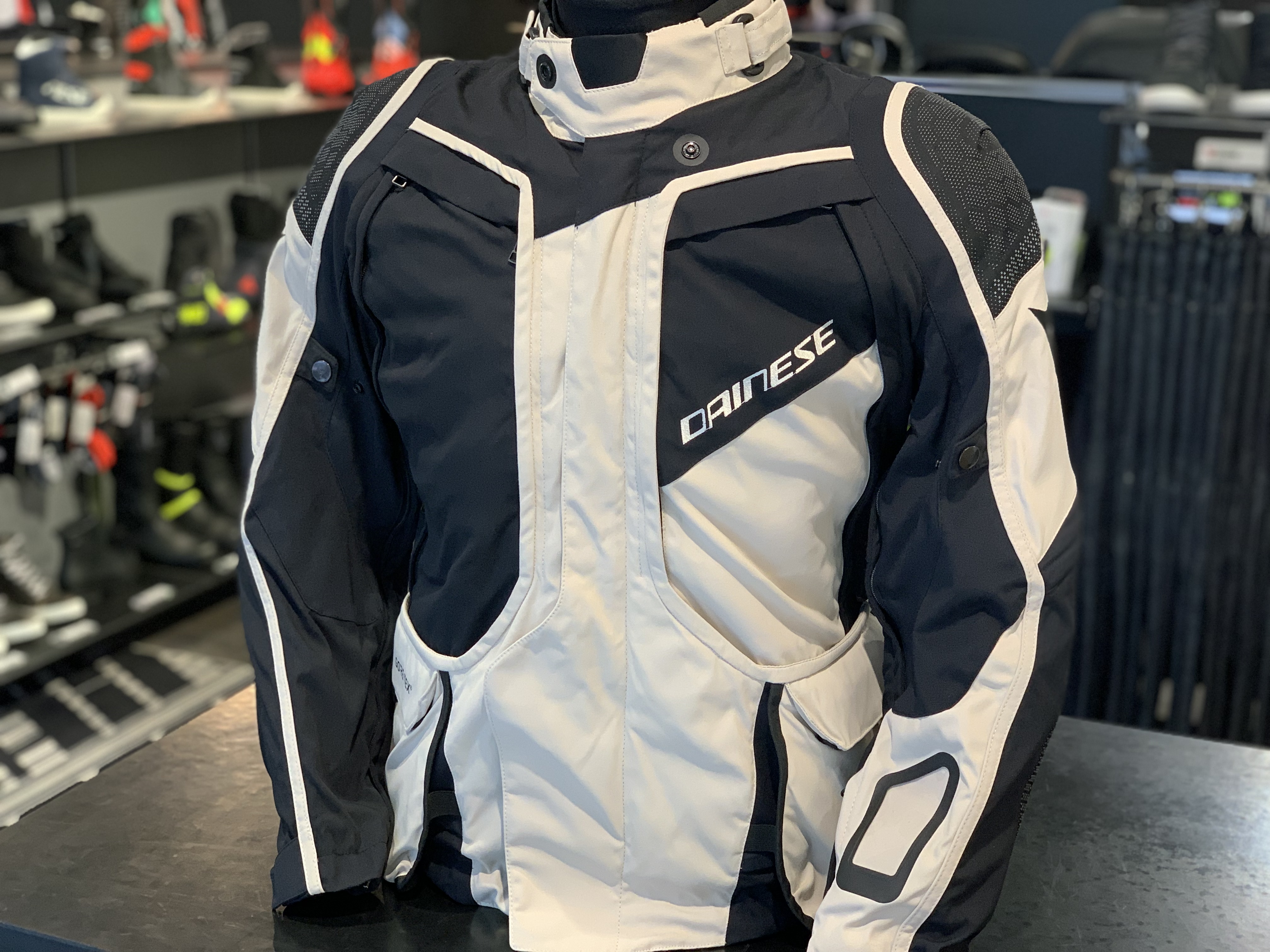 肘に着脱可能な複合プロテクターDAINESE　D-EXPLORER 2 GORE-TEX JACKET