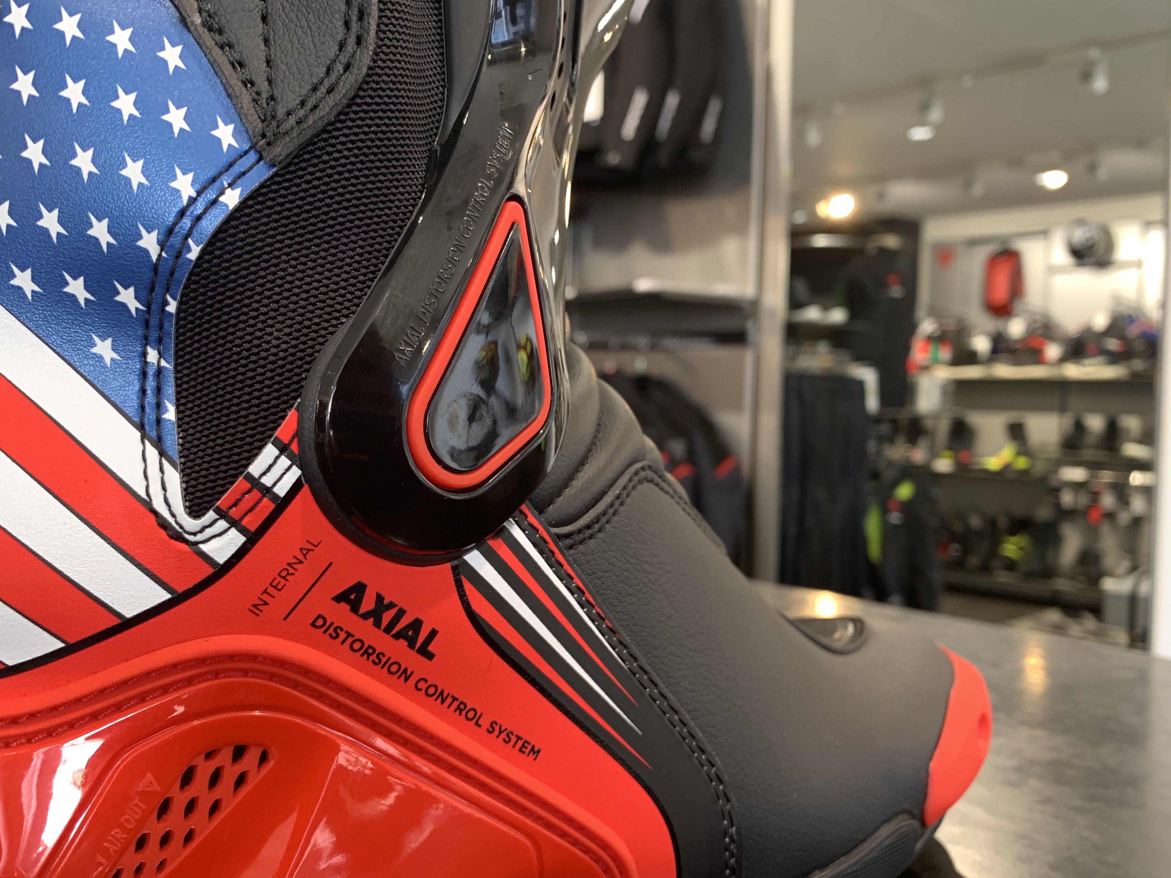 ユニークなデザインが魅力的な最新レーシングブーツのご紹介【NEXUS 2