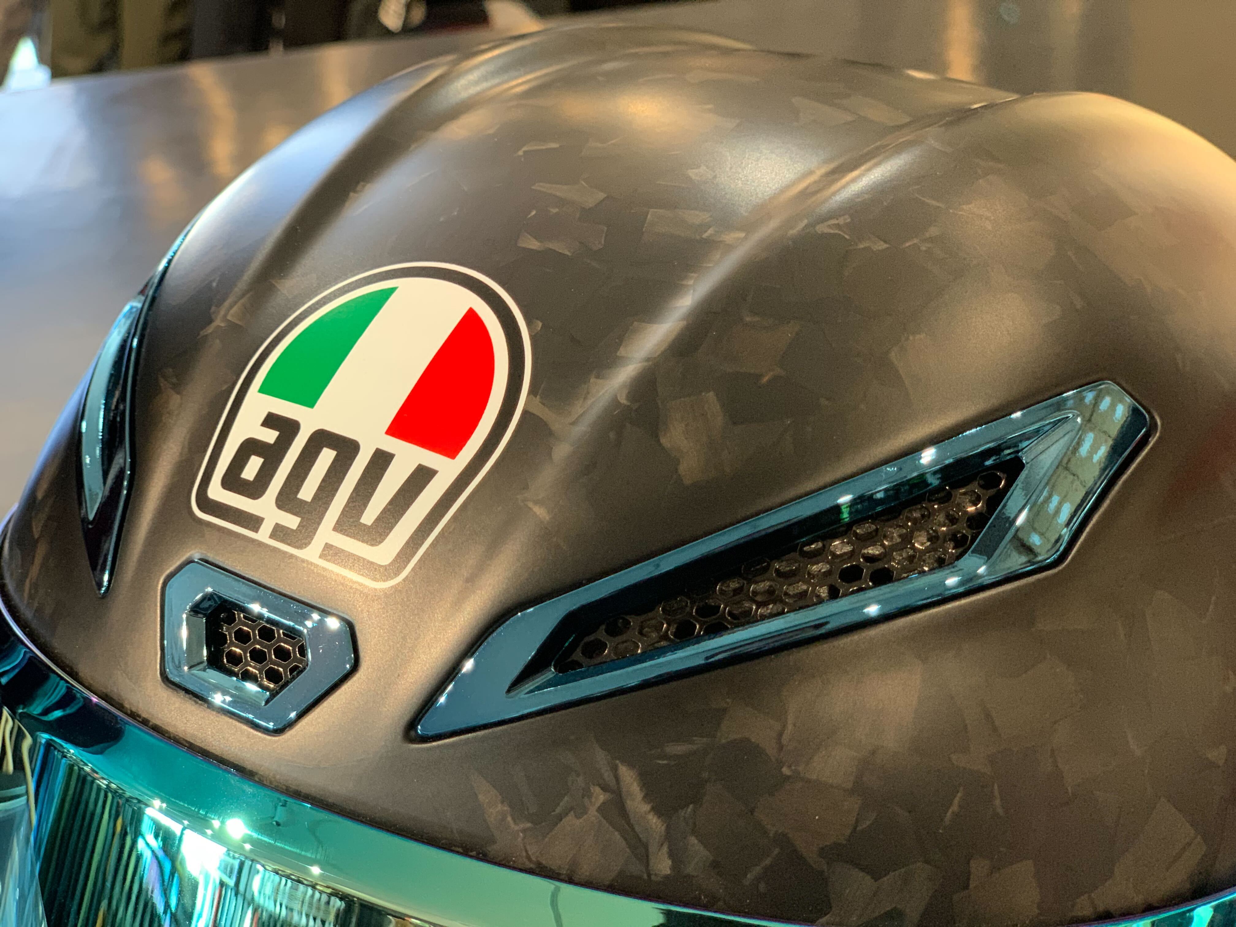 フォージドカーボンを使用したスペシャルモデル