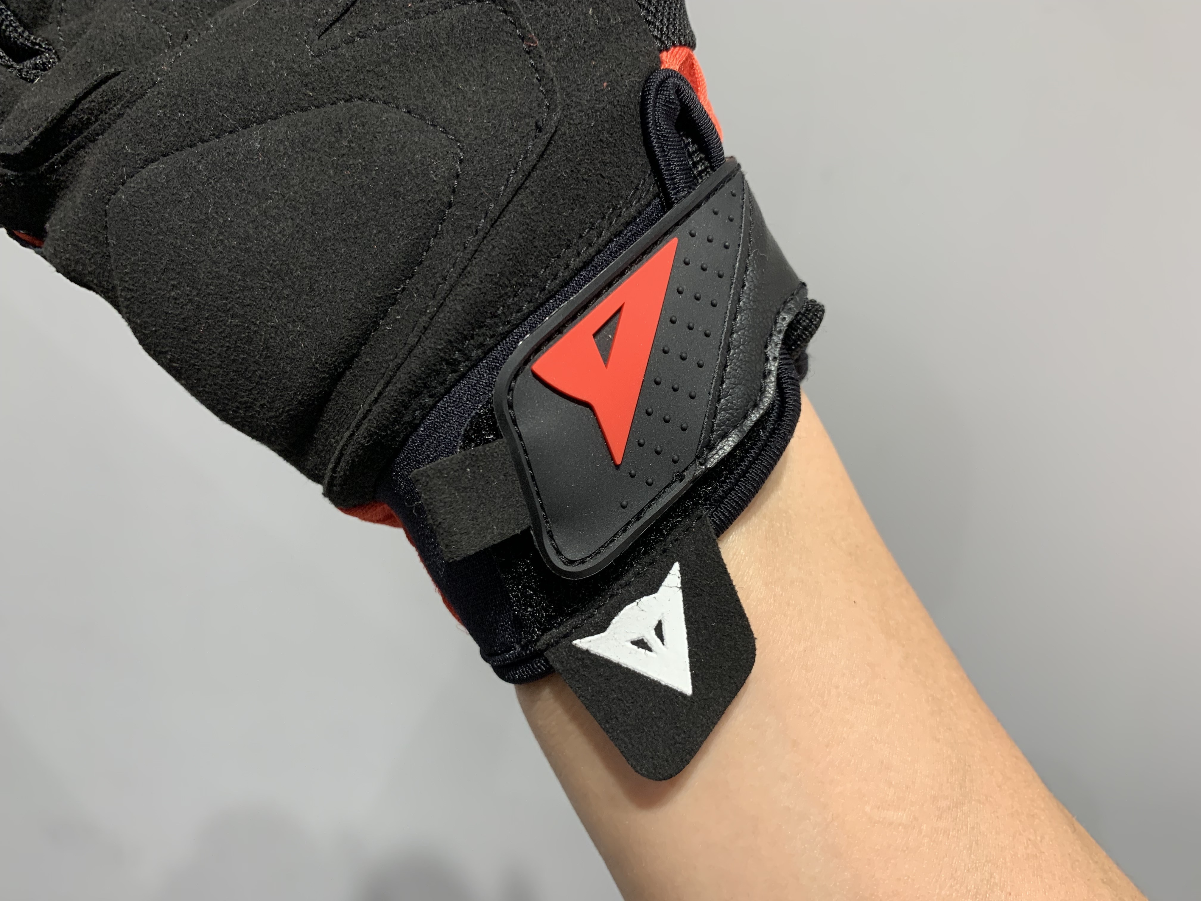 最高の操作性と通気性を誇るメッシュグローブ【AIR-MAZE UNISEX GLOVES】