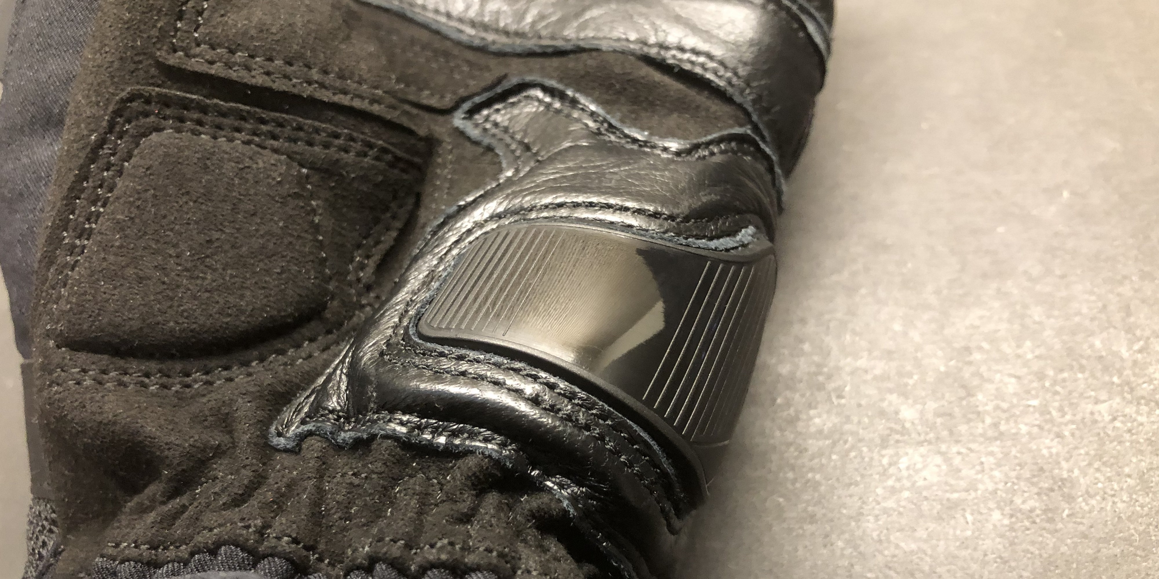 急な雷雨や激しい気候の変化でも快適にお使い頂けるGORE-TEX® GLOVES