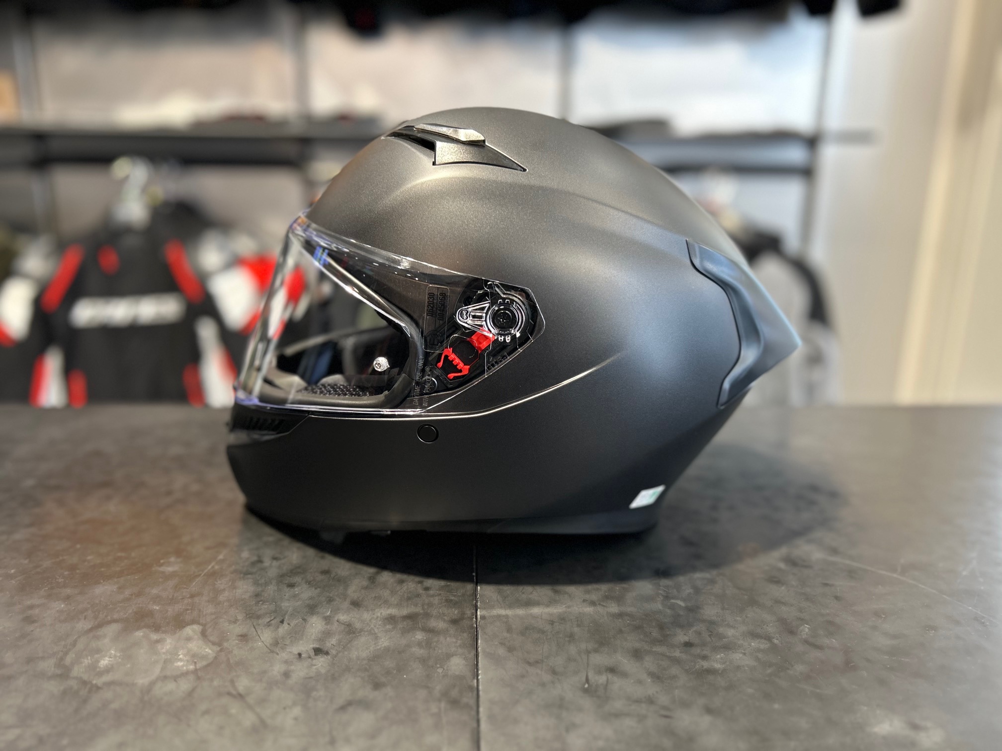 モデルチェンジしたインナーバイザー付き新作ヘルメット【K3】