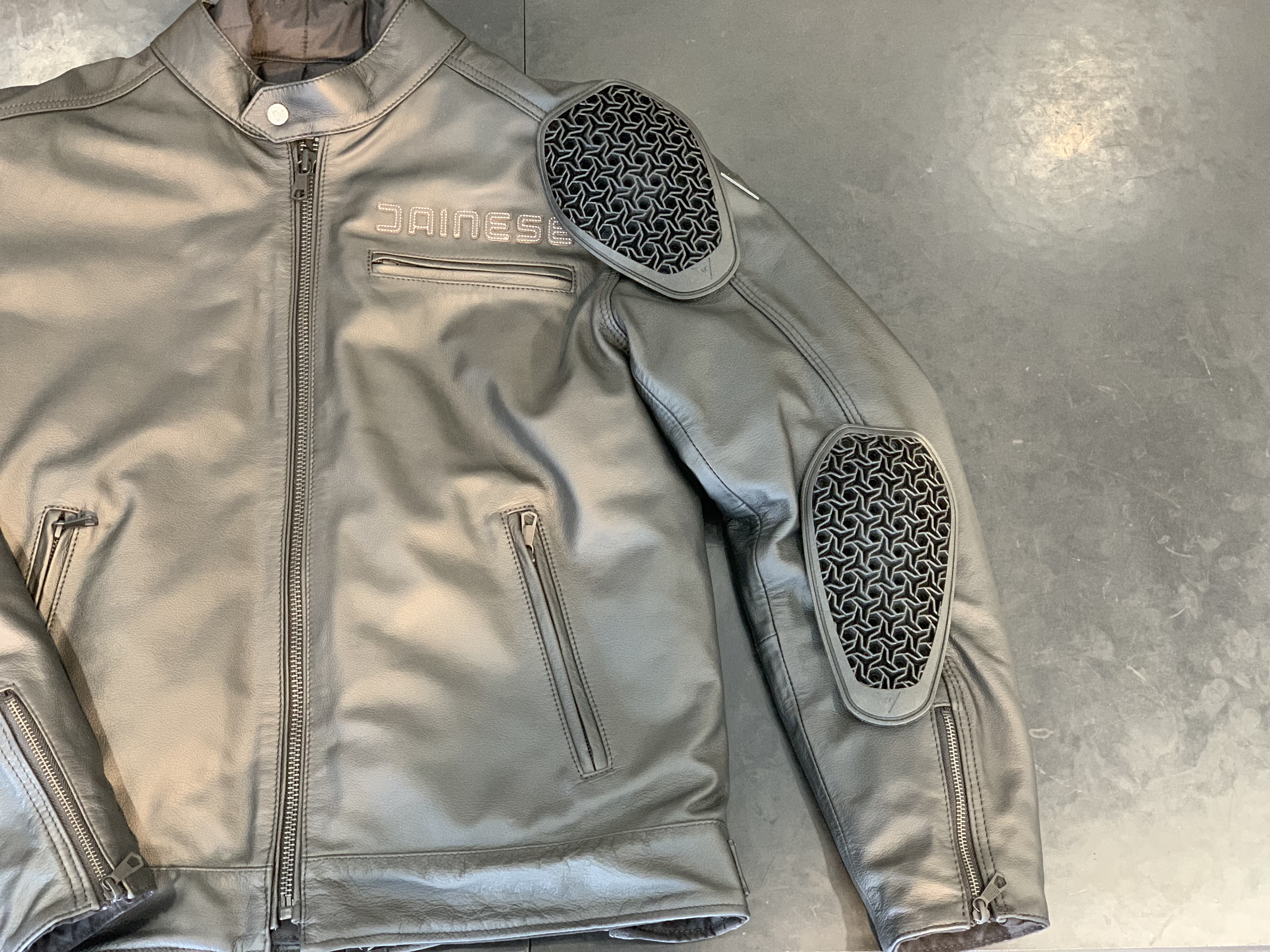 カジュアルデザインが魅力的な新作レザージャケットのご紹介