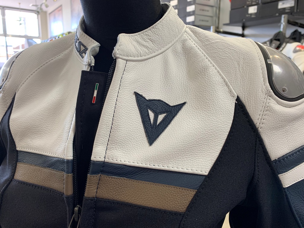 暖かいからこそカッコ良くレザージャケットを！