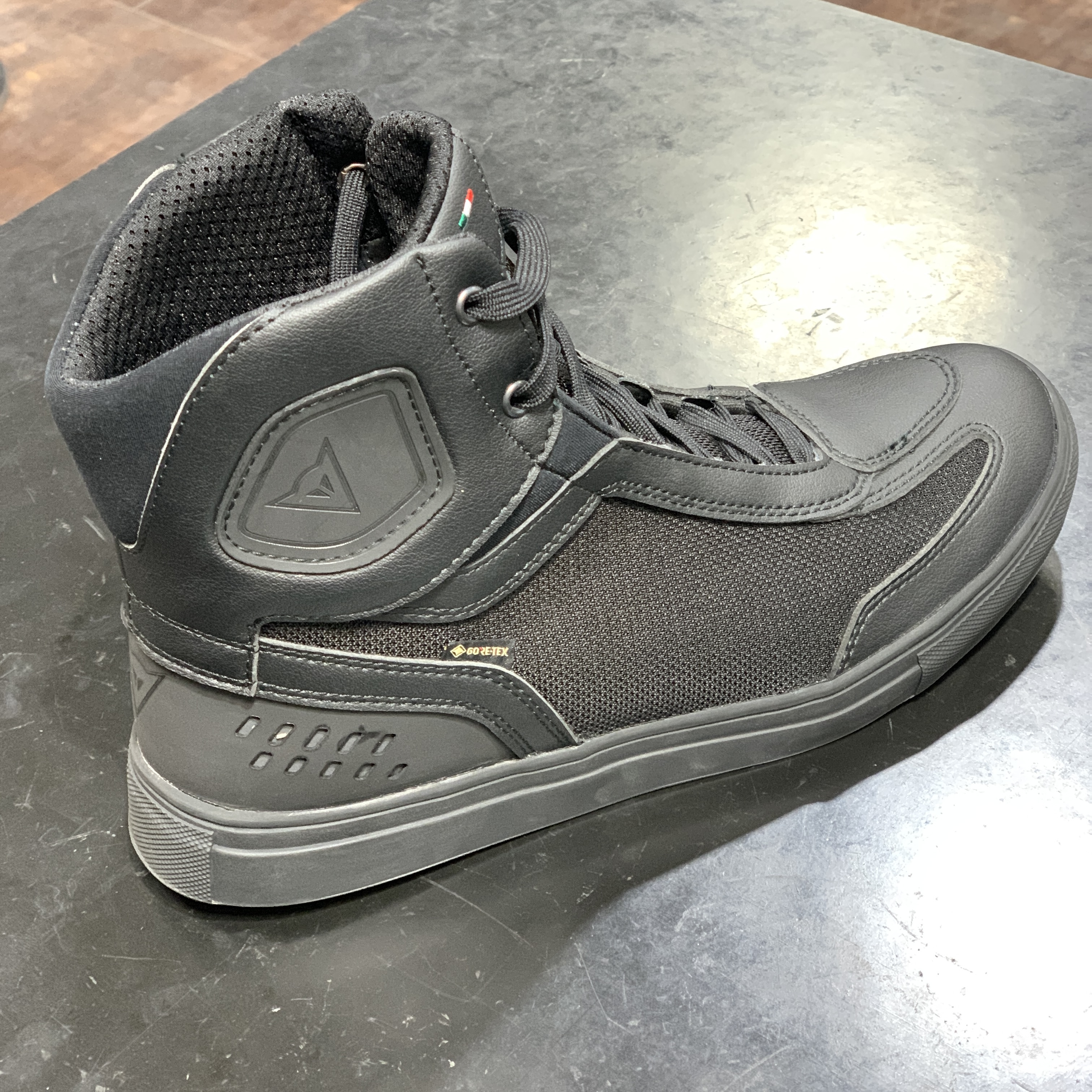 寒い冬にはGORE-TEX® SHOESを！
