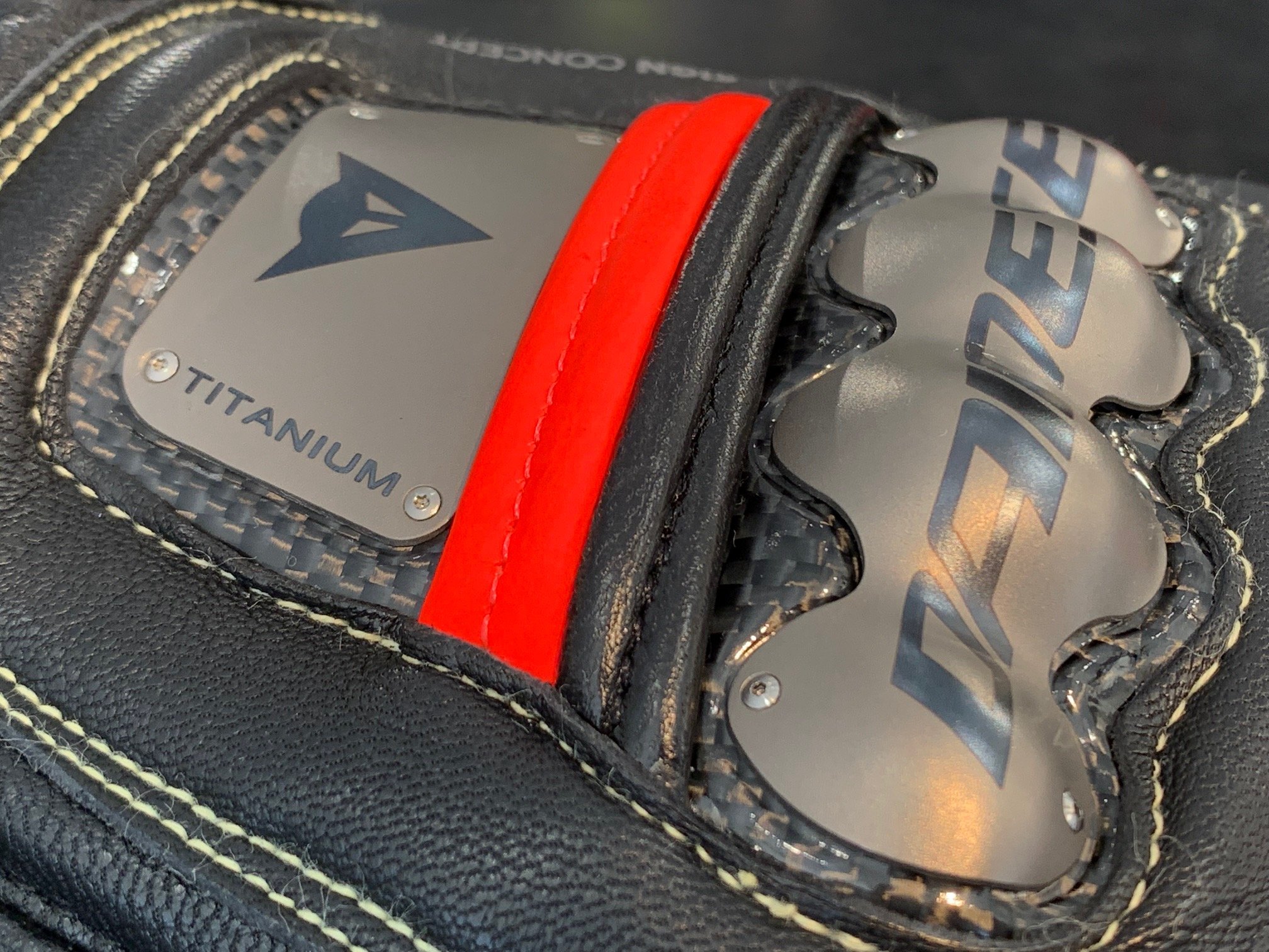 DAINESE FULL L D1 ダイネーゼ レーシンググローブ 新しいデザインとなったダイネーゼ最高峰のレーシンググローブ