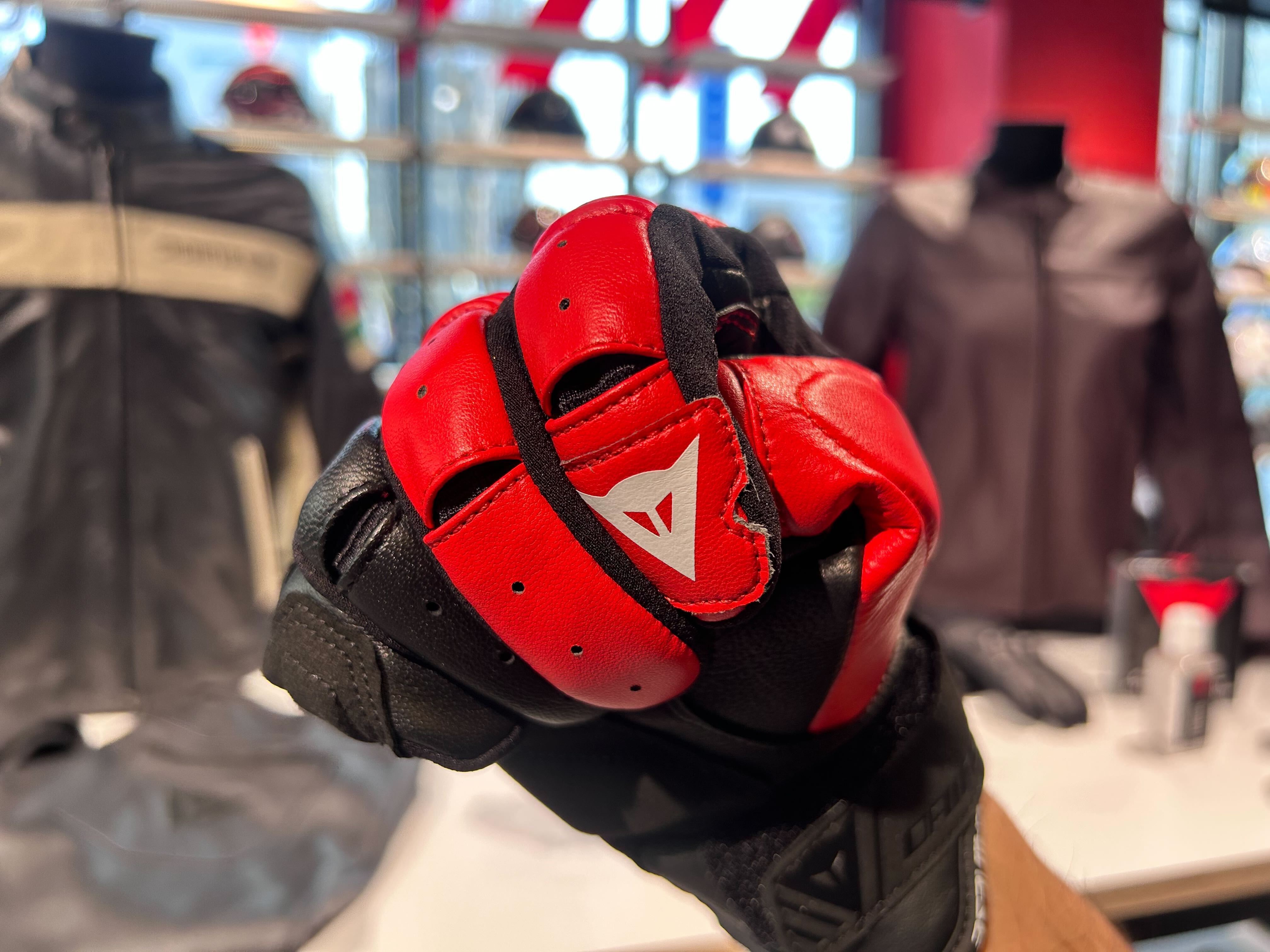 REACTO CARBON GLOVES】SHORTタイプを多数入荷しました。