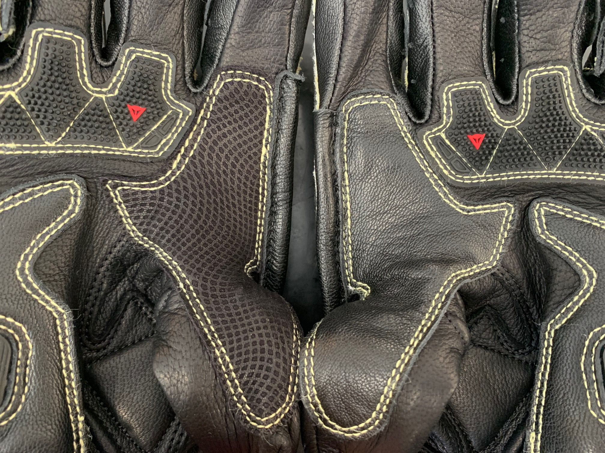 世界選手権でも活躍しているレーシンググローブ【FULL METAL 6】