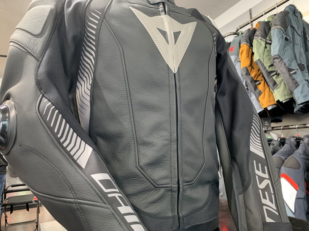 ダイネーゼのフラッグシップモデル最新作！【SUPER SPEED 4 LEATHER