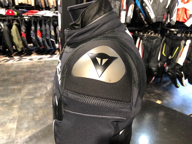 防水透湿インナーを備えたスポーツメッシュジャケット”DINAMICA AIR D