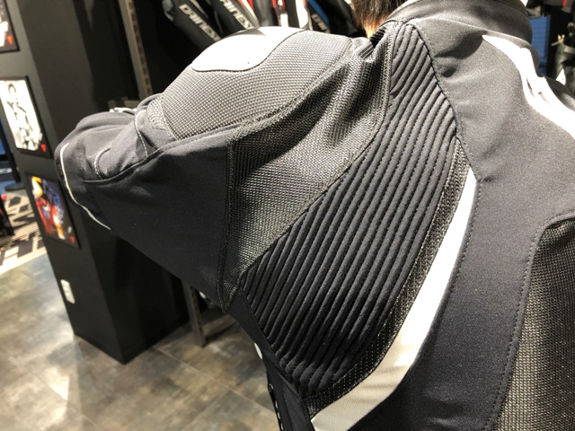 防水透湿インナーを備えたスポーツメッシュジャケット”DINAMICA AIR D
