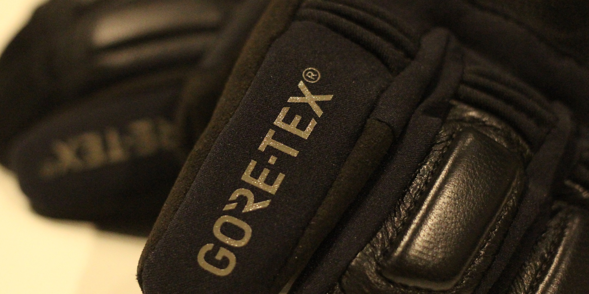 急な雷雨や激しい気候の変化でも快適にお使い頂けるGORE-TEX® GLOVES