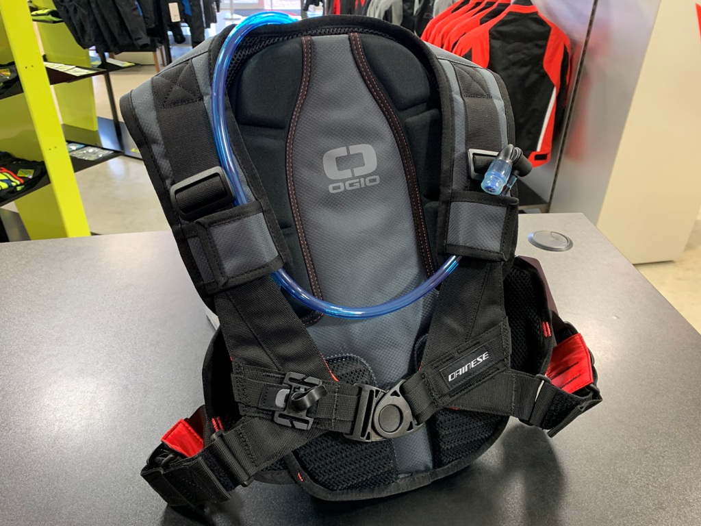 ストローチューブの付いたバックパック『ALLIGATOR BACKPACK』