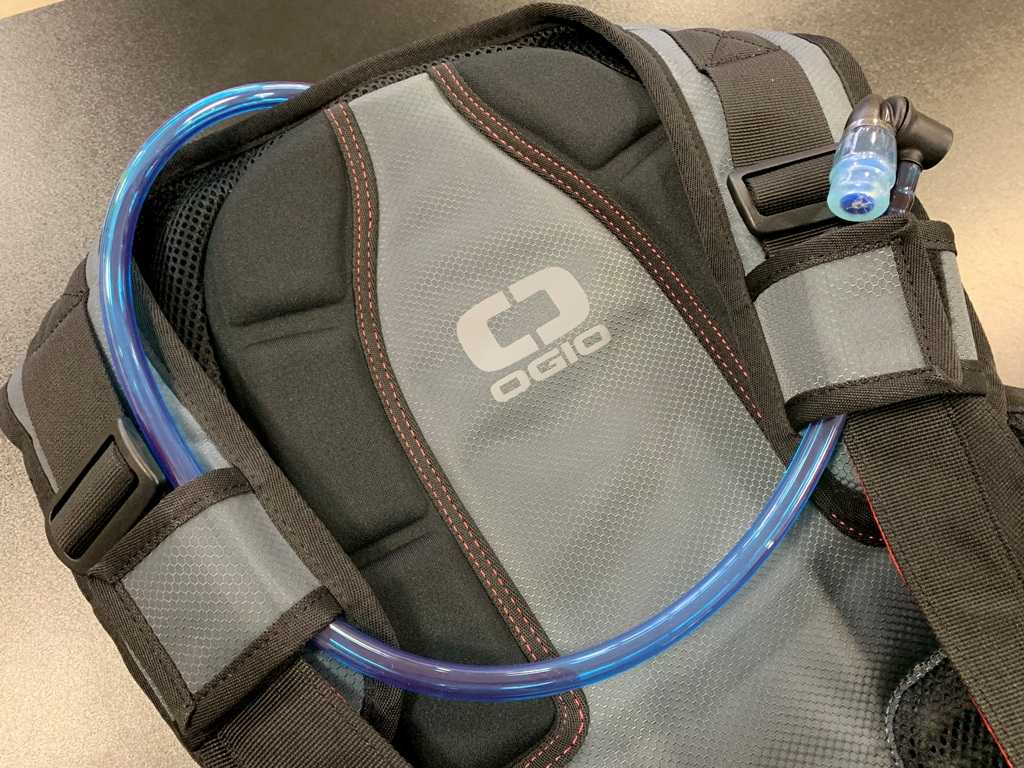 ストローチューブの付いたバックパック『ALLIGATOR BACKPACK』