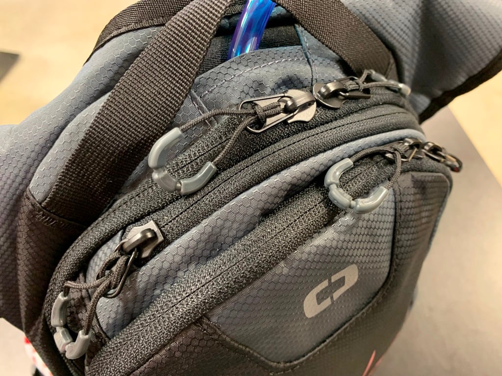 ストローチューブの付いたバックパック『ALLIGATOR BACKPACK』