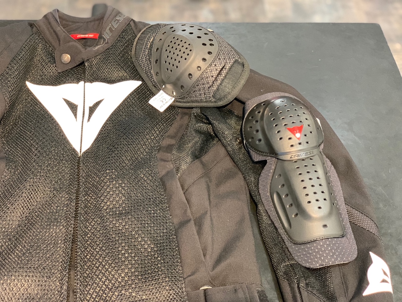 肩スライダー付き新作スポーツジャケット【ENERGYCA AIR TEX】
