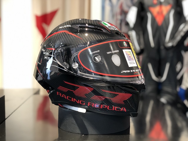 カーボンにレッドのラインが映える”PISTA GP RR PERFORMANCE CARBON