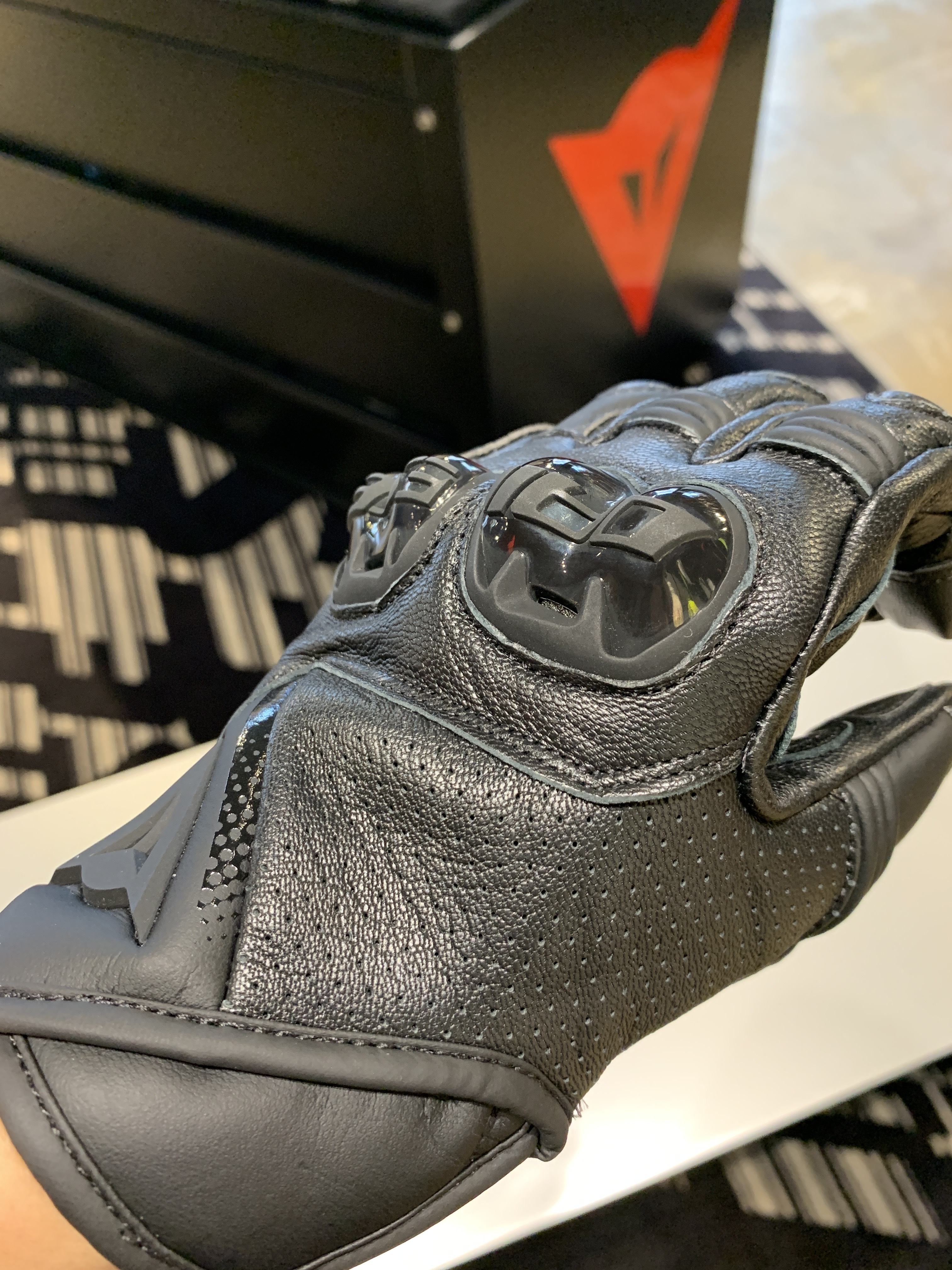 【新品未使用】ダイネーゼ Blackshape レザーグローブ サイズM 公式】BLACKSHAPE LEATHER GLOVES 安心の修理保証付き DAINESE