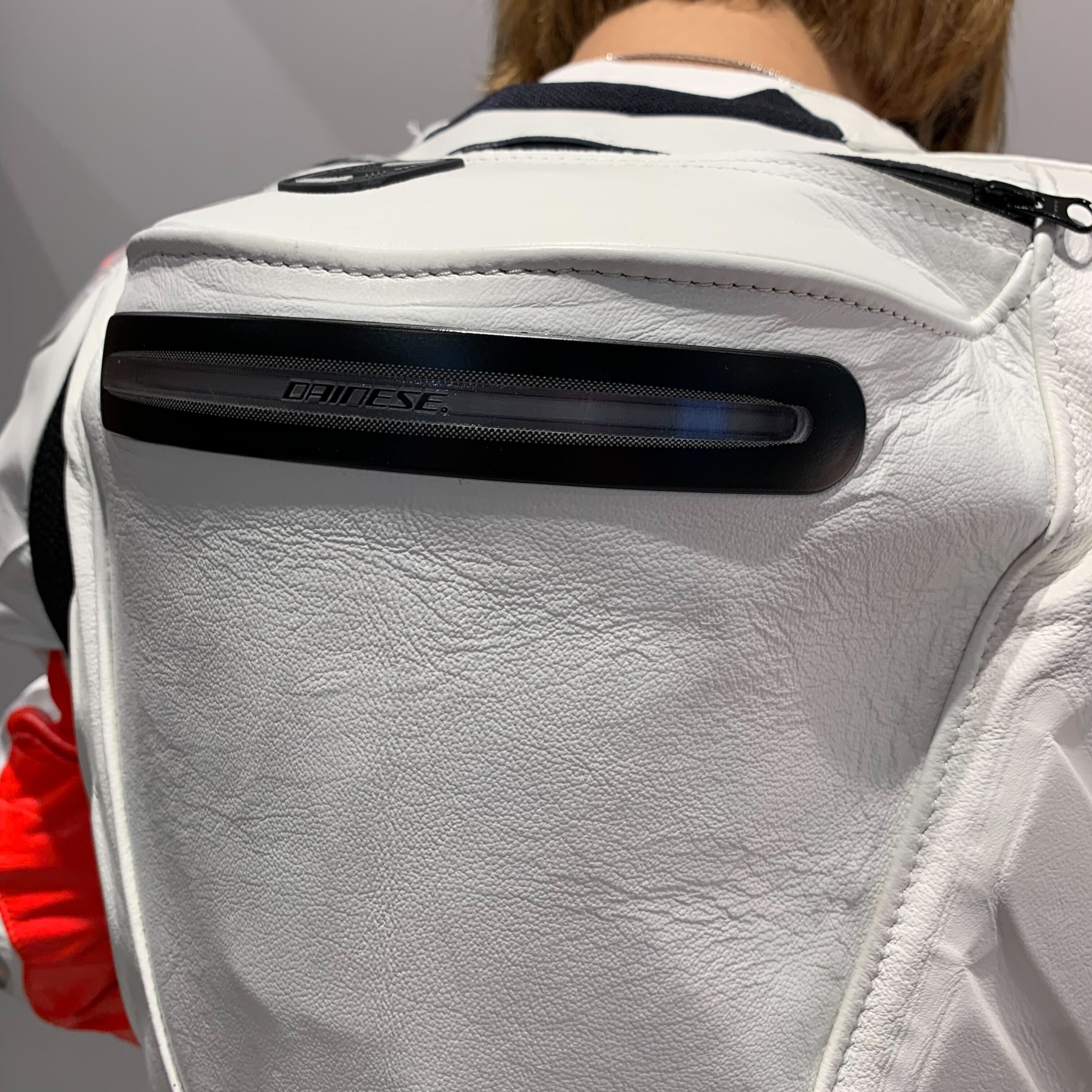 MotoGPライダーも使用する究極のレーシングスーツ