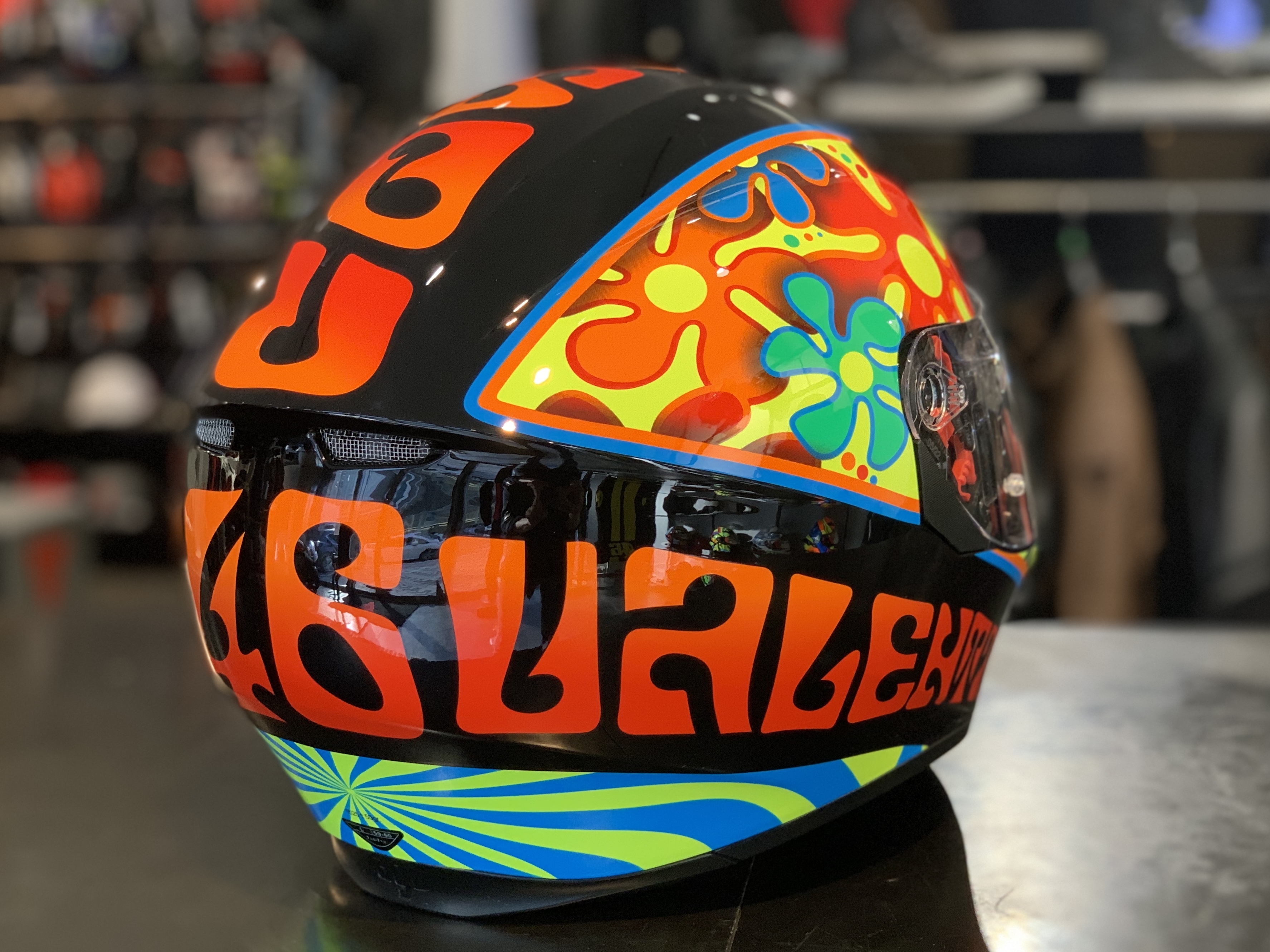 AGV ヘルメット カラフル コミックデザイン