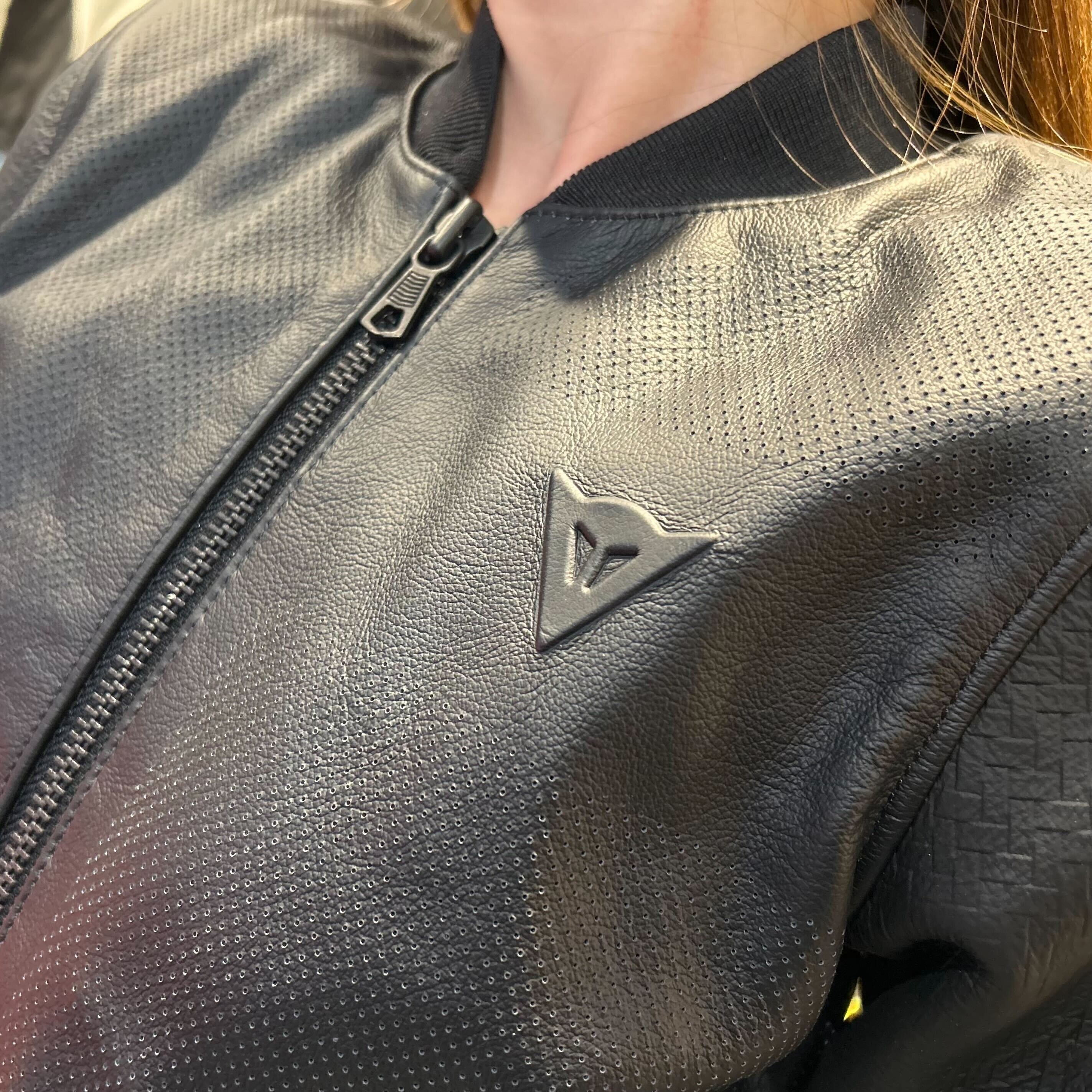 スタイリッシュで快適なレディースレザージャケット