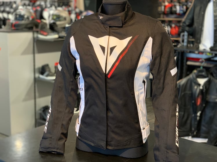 女性ライダーにおすすめの秋冬ジャケットのご紹介