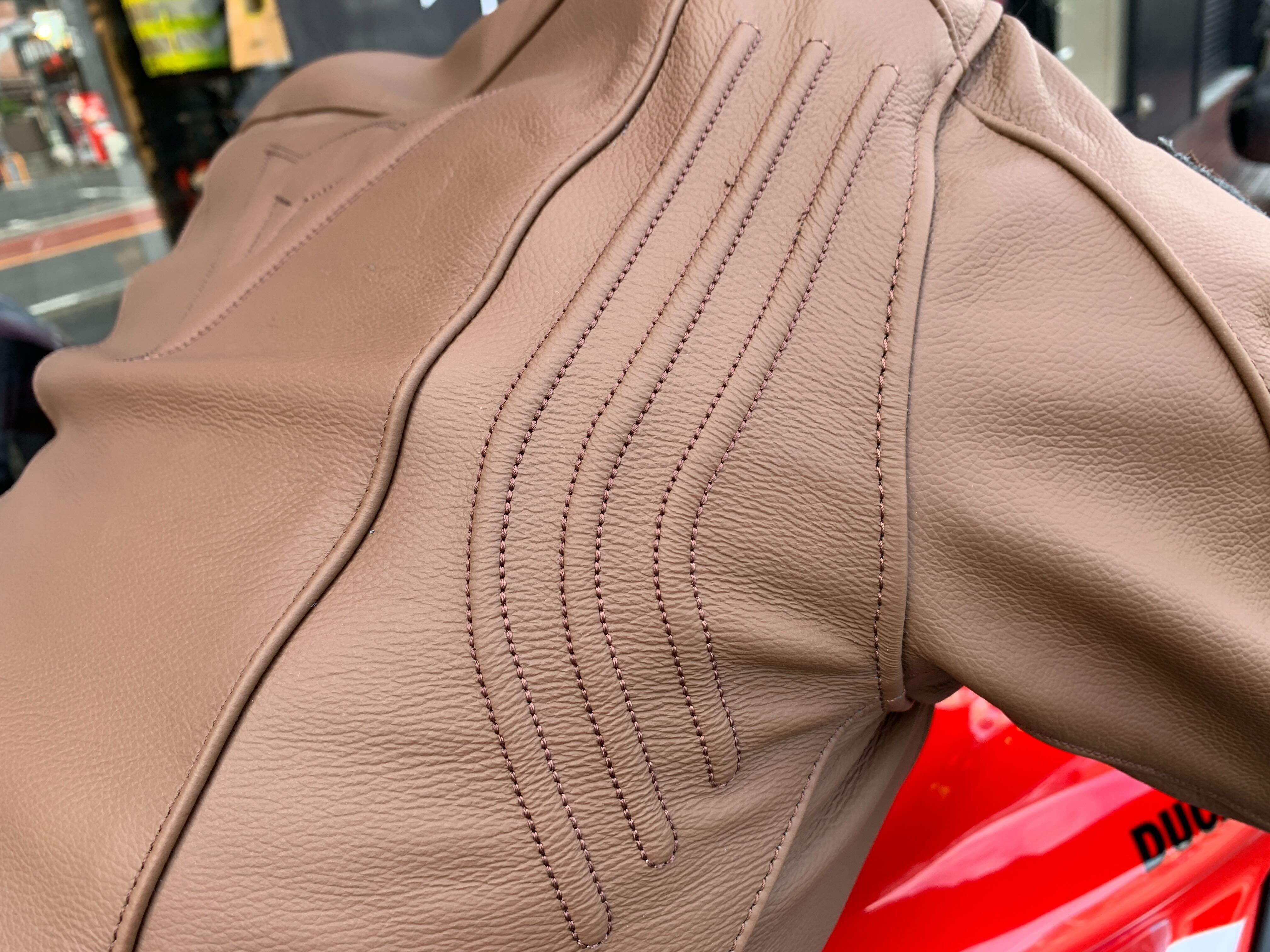 様々なスタイルにマッチするレザージャケット『RAZON 2 LEATHER JACKET