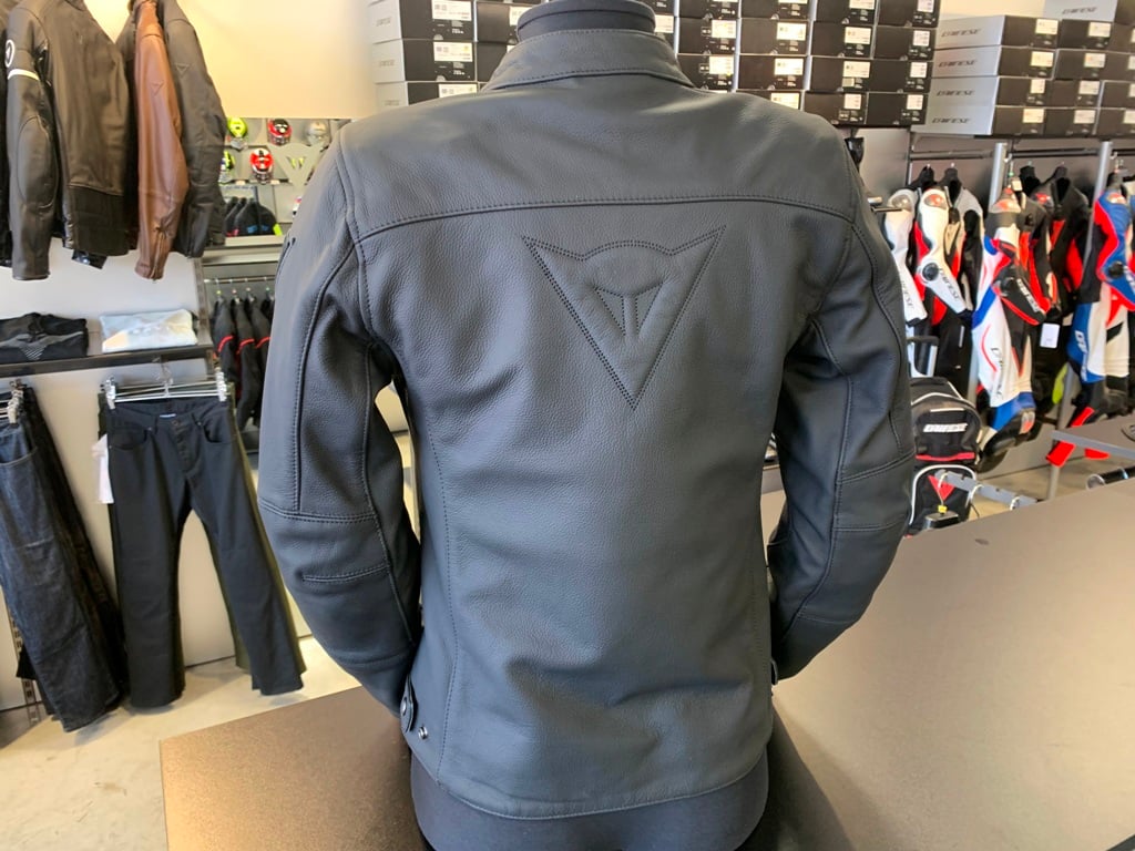 シンプルなデザインのレザージャケット『RAZON 2 LADY LEATHER JACKET』