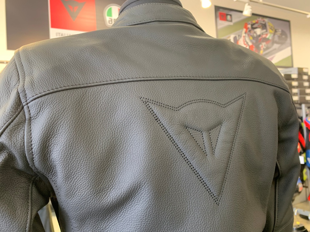 シンプルなデザインのレザージャケット『RAZON 2 LADY LEATHER JACKET』