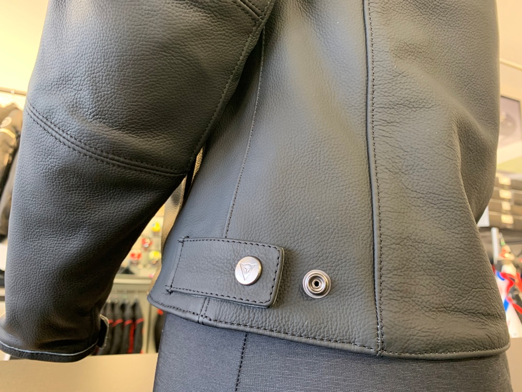 シンプルなデザインのレザージャケット『RAZON 2 LADY LEATHER JACKET』