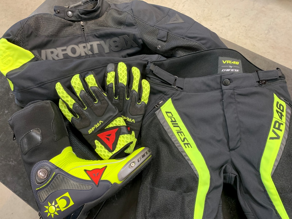 vr46VR46 ダイネーゼ正規店で購入したVR46レーシングスーツ - バイク 