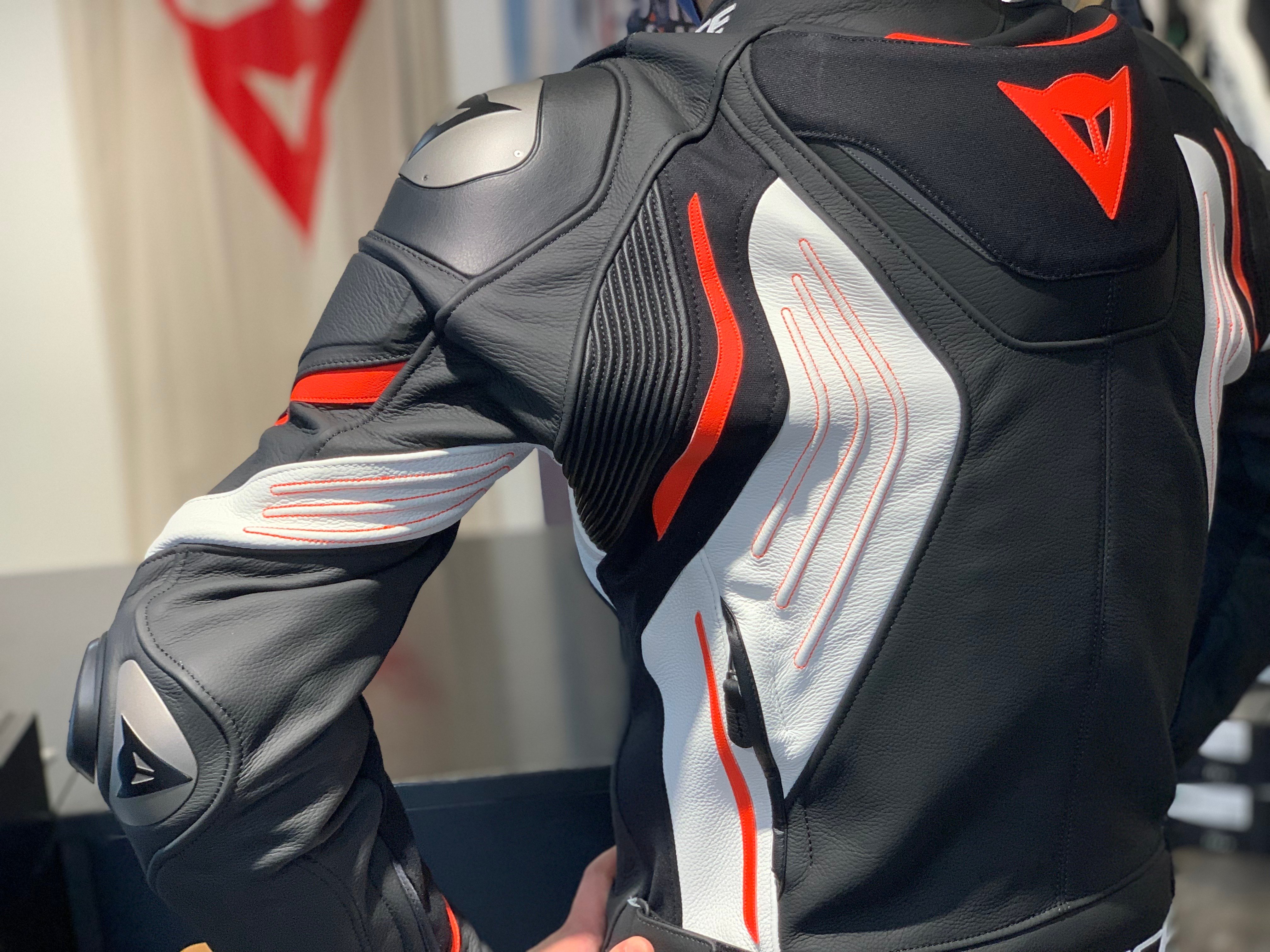 通販最新品DAINESE(ダイネーゼ) SUPER SPEED 3 レザージャケット バイクウェア・装備