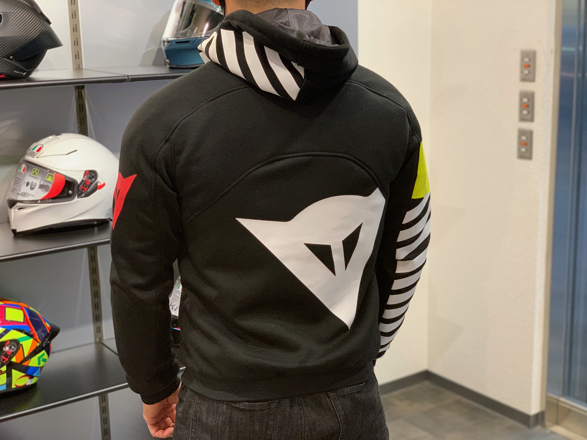 カジュアルに着こなしたいライダーにお勧めの新作ジャケット【VR46 DAEMON-X SAFETY HOODIE FULL ZIP】