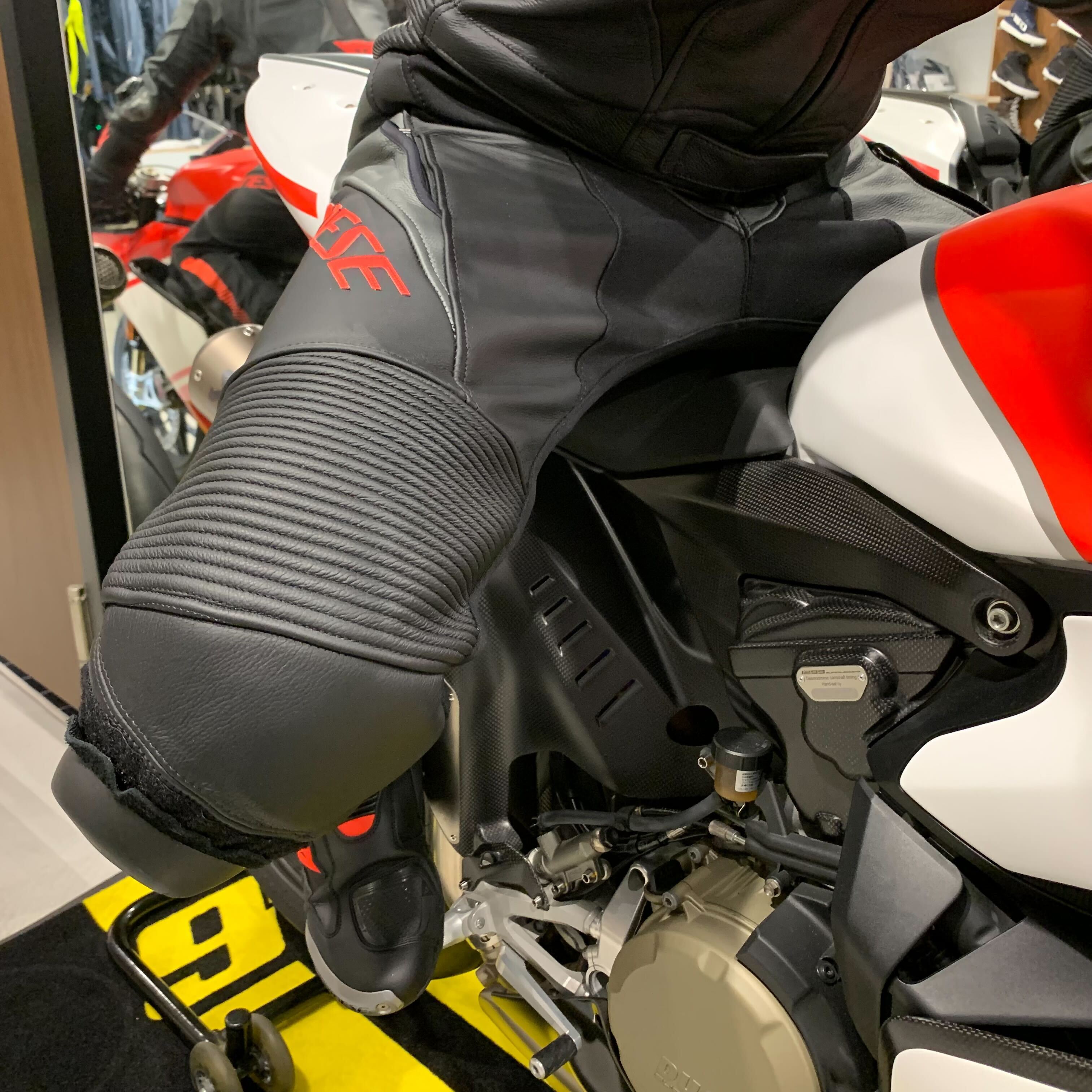 ロングセラー2PCスーツがパワーアップしてモデルチェンジ致しました