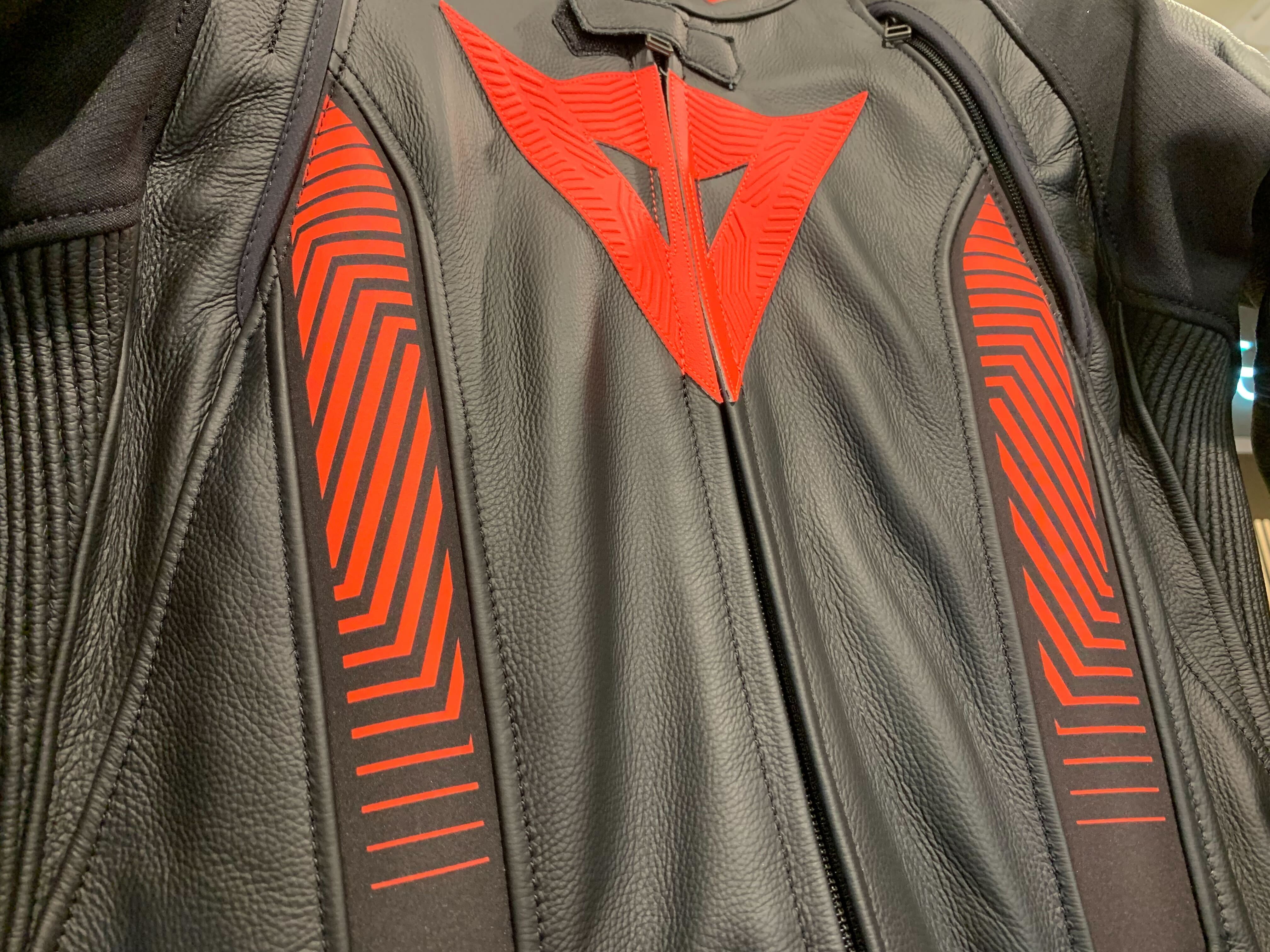 ロングセラー2PCスーツがパワーアップしてモデルチェンジ致しました