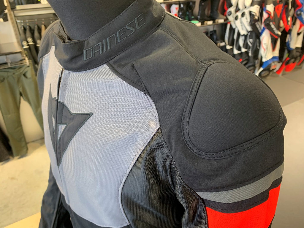 夏でもメッシュジャケットで快適に『AIR FAST TEX JACKET』