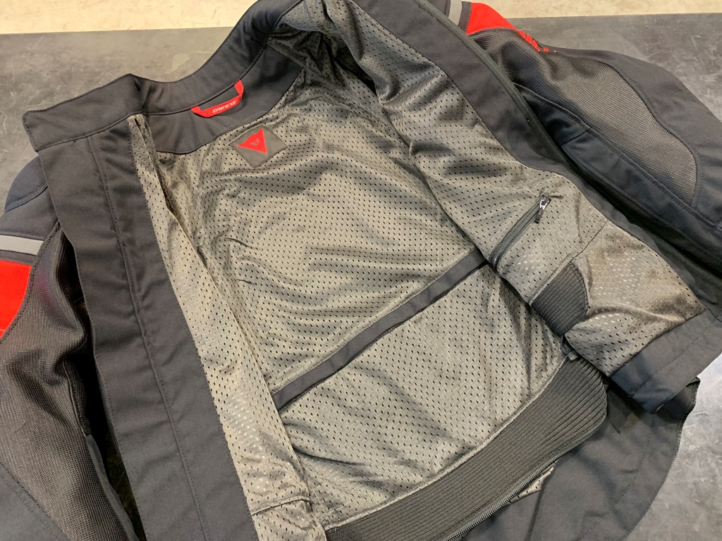 夏でもメッシュジャケットで快適に『AIR FAST TEX JACKET』