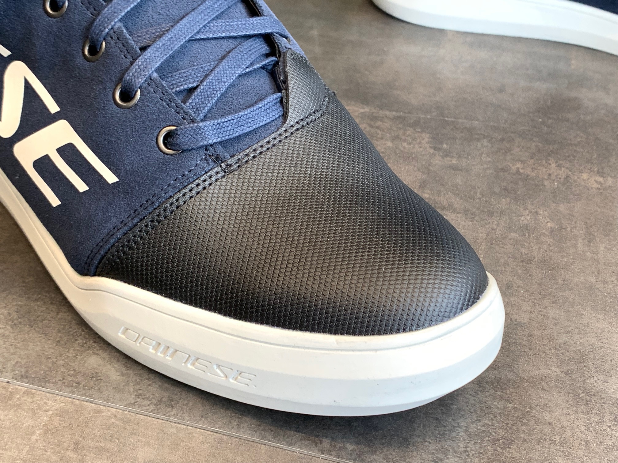 スタイリッシュに履きこなせる実用性に優れた防水シューズ