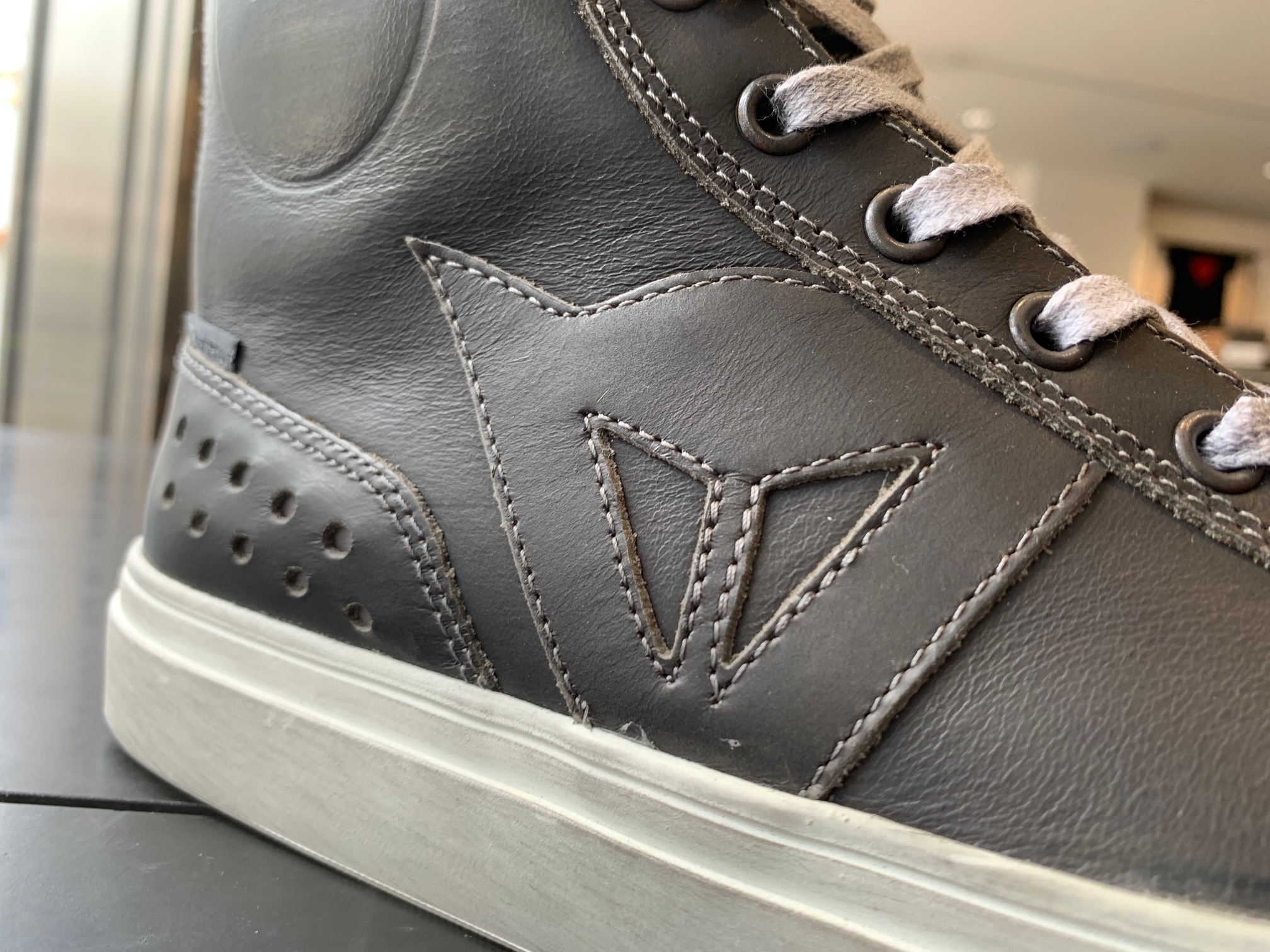 スタイリッシュに履きこなせる実用性に優れた防水シューズ