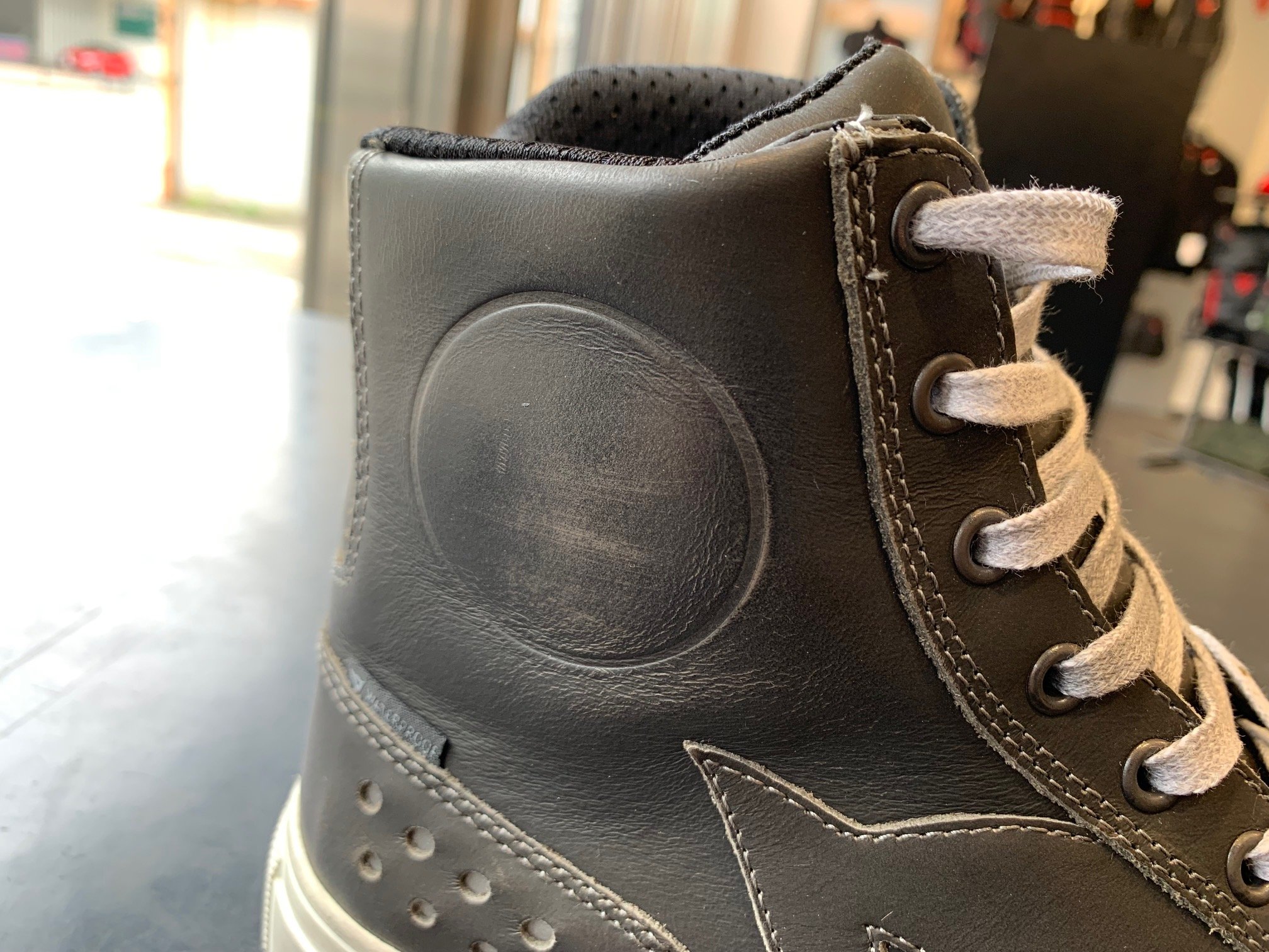 スタイリッシュに履きこなせる実用性に優れた防水シューズ