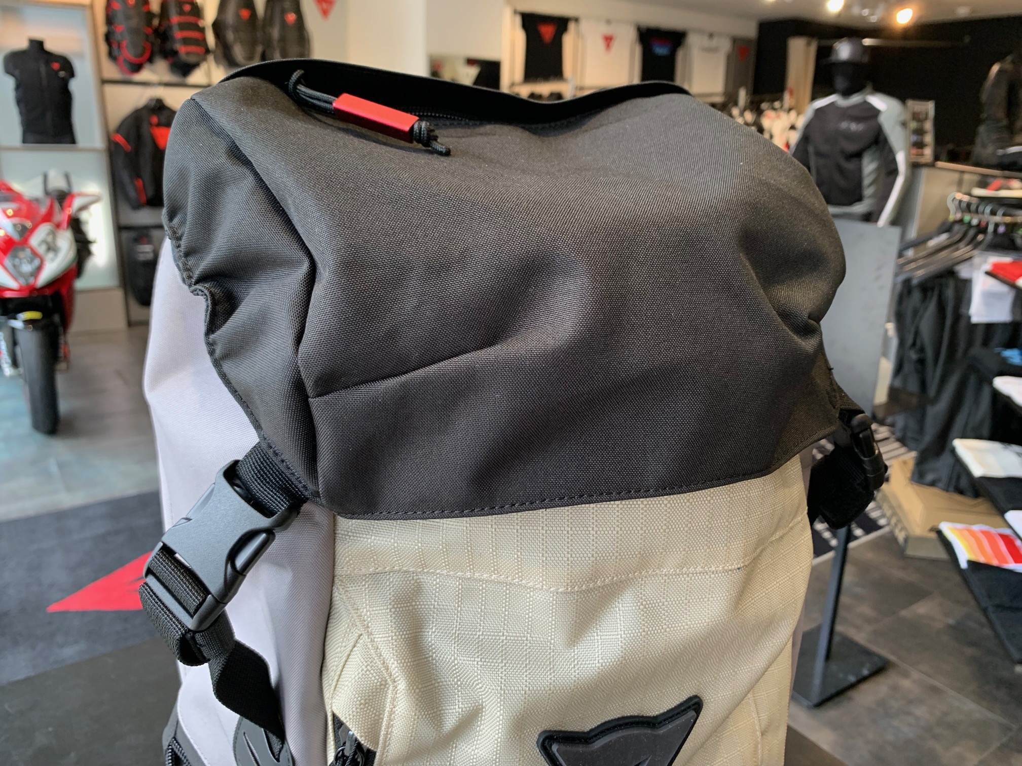 探検家を意味する新作のエクスプローラーバックパックが快適な