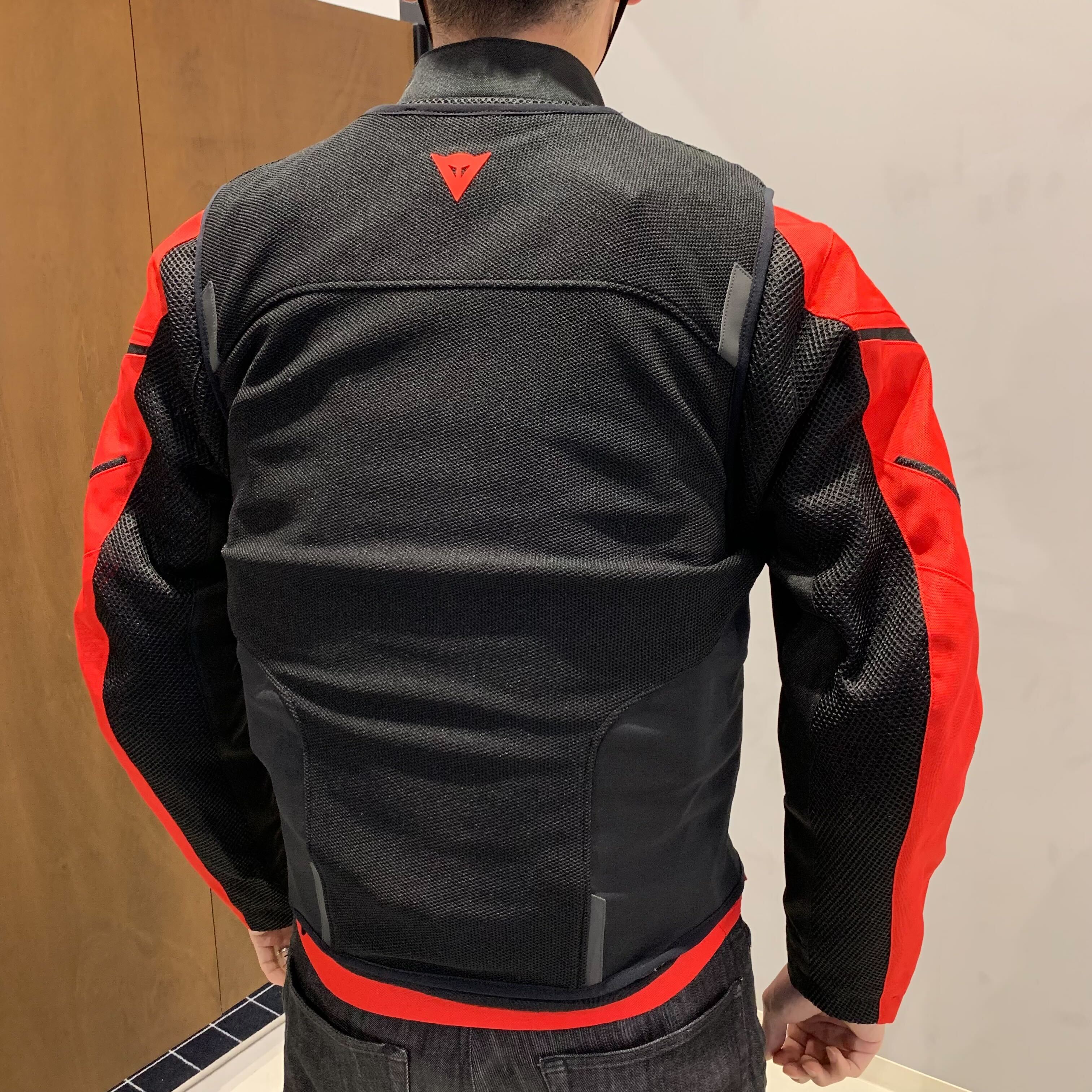 バイク用エアバッグベスト。外から着るか中に着るか サイズ感の目安を