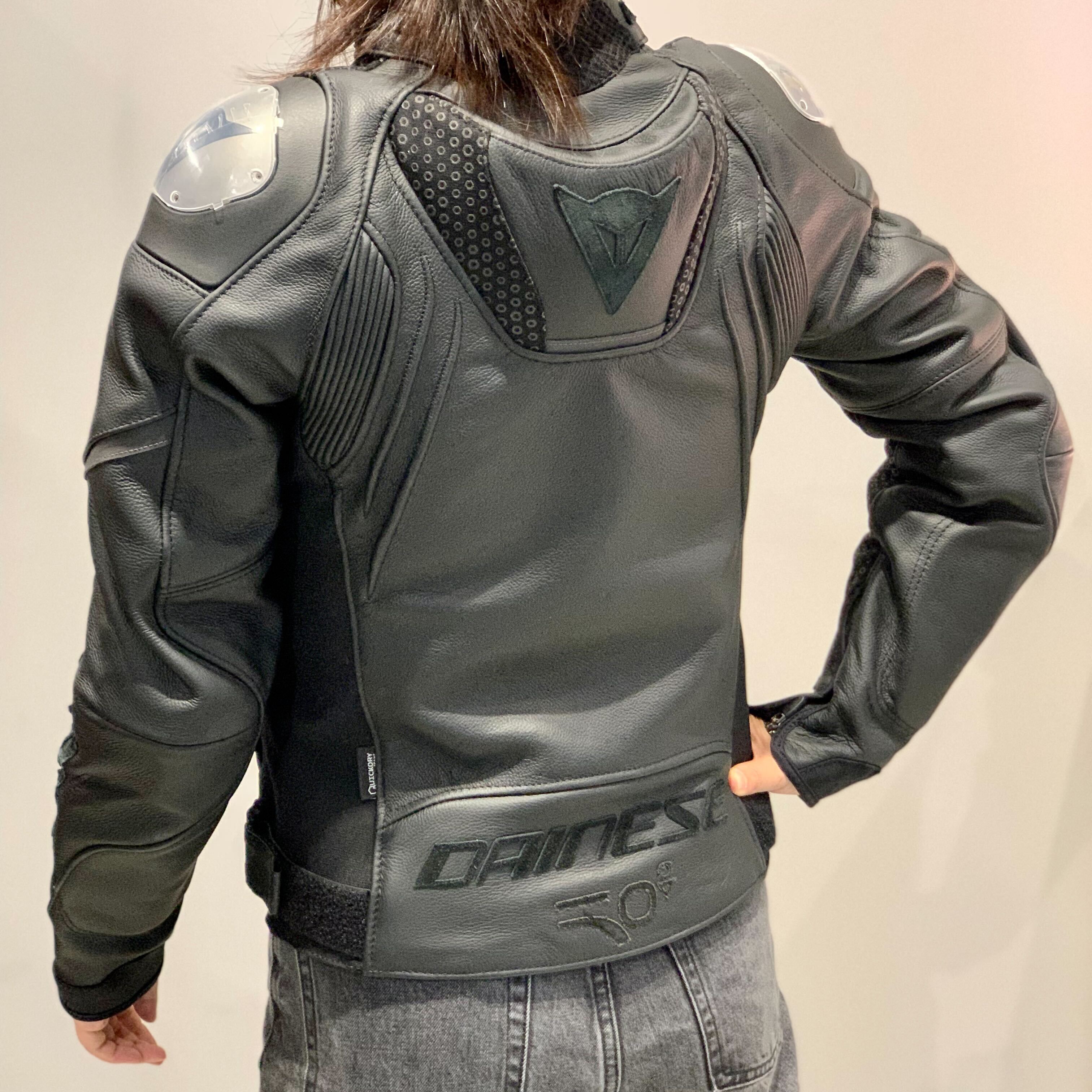 DAINESE 50th Anniversary leather jacket変更致しますね