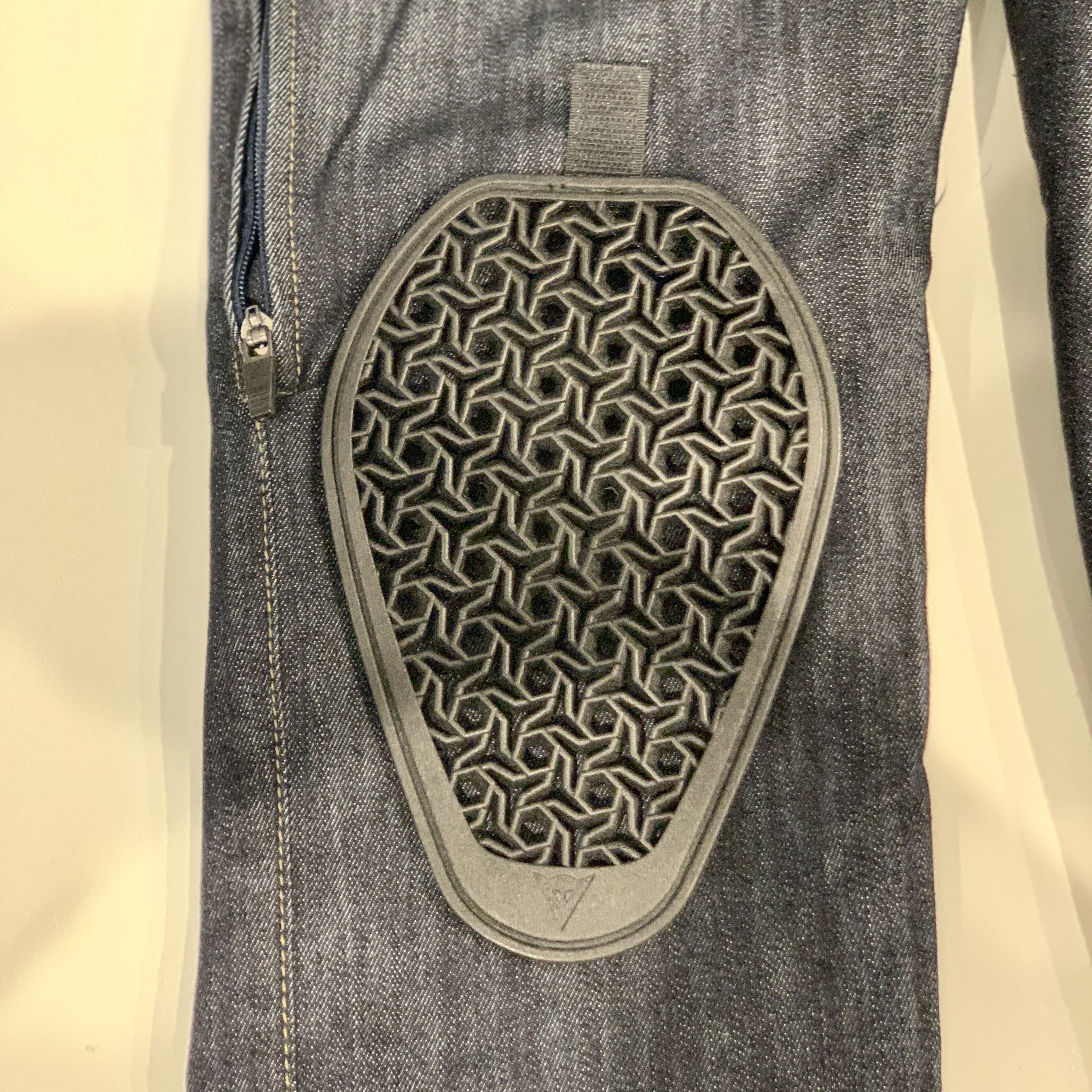 安全性と高い運動性を兼ね備えたダイネーゼのデニムシリーズをご