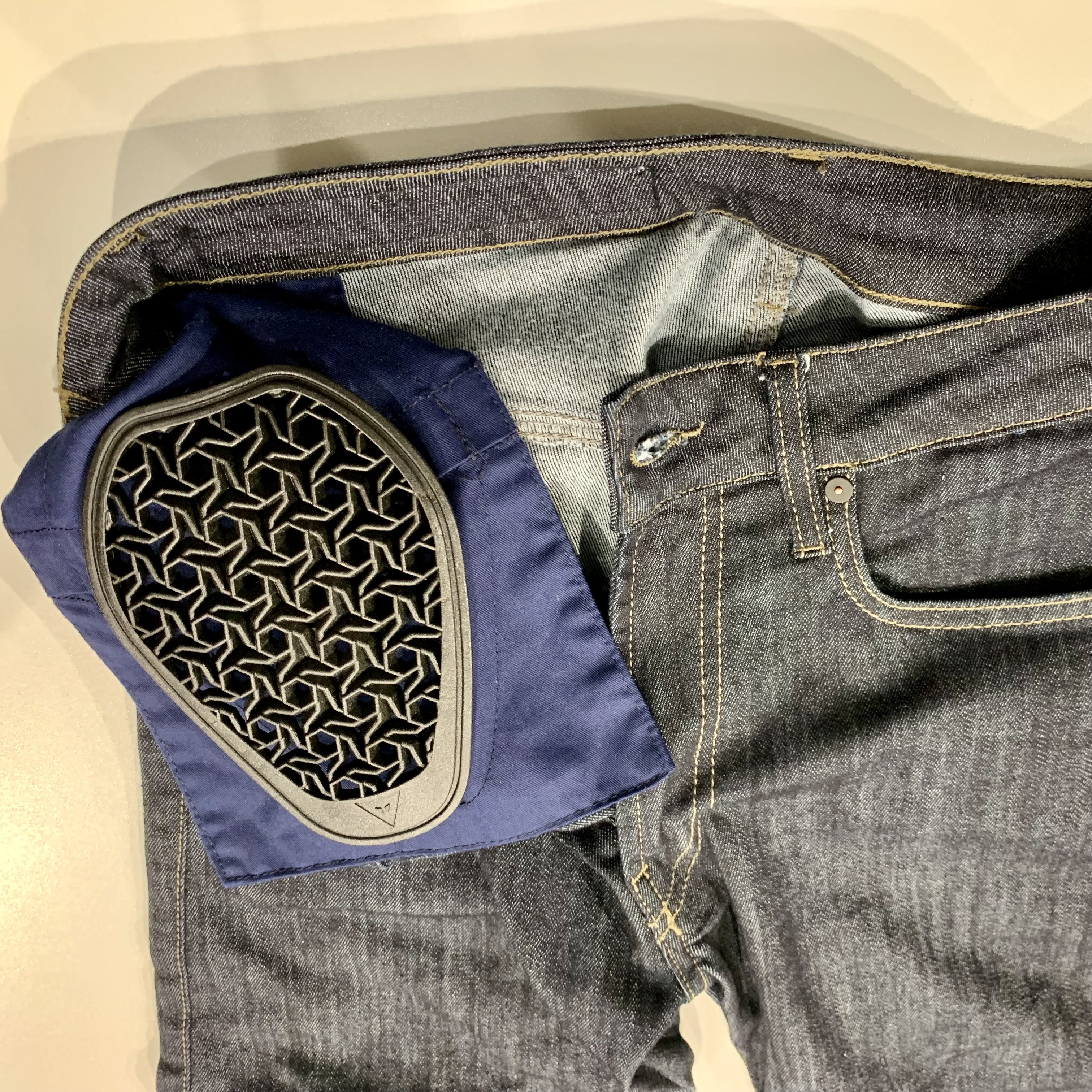 安全性と高い運動性を兼ね備えたダイネーゼのデニムシリーズをご