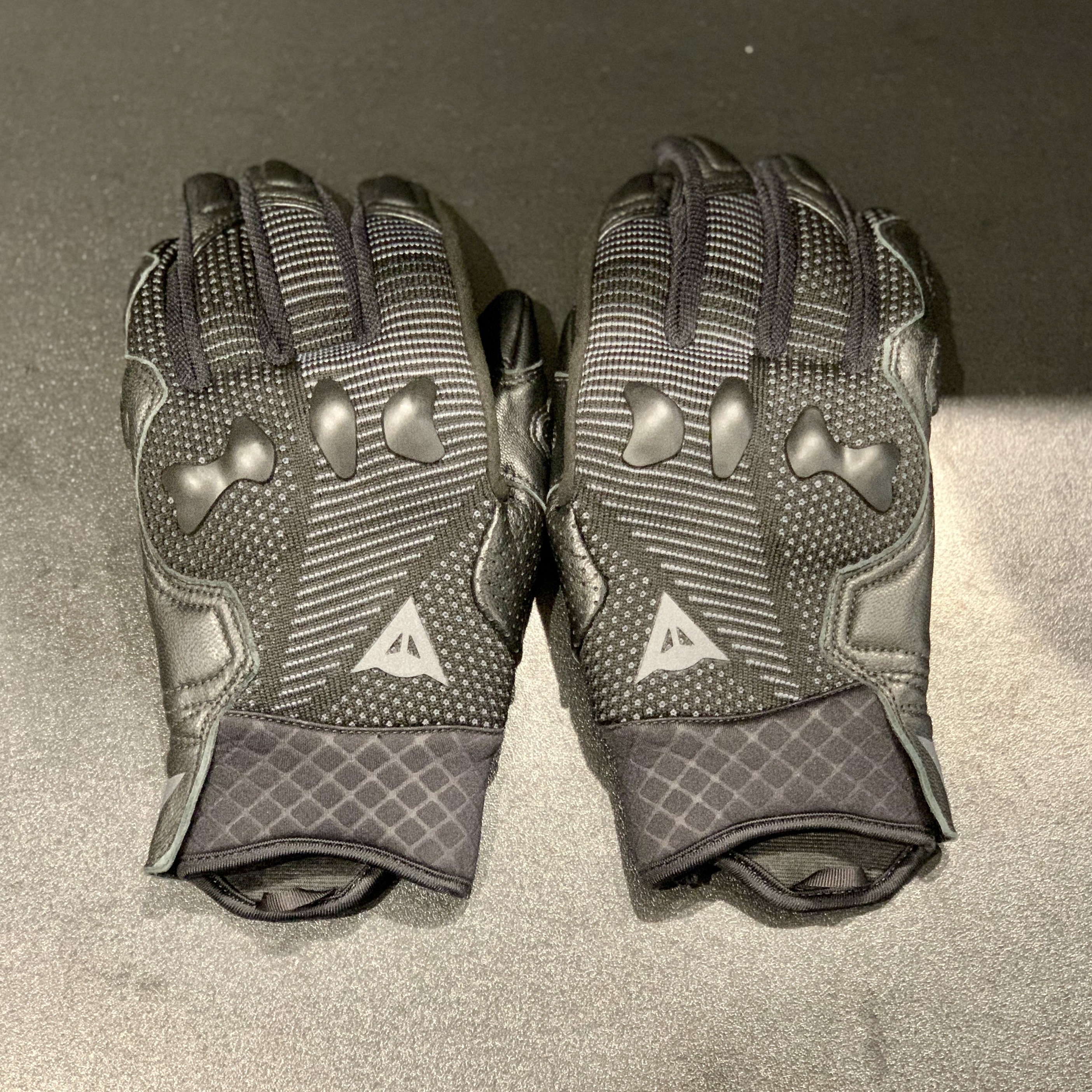 この夏の活躍間違いなし!新作グローブのご紹介【UNRULY ERGO-TEK GLOVES】