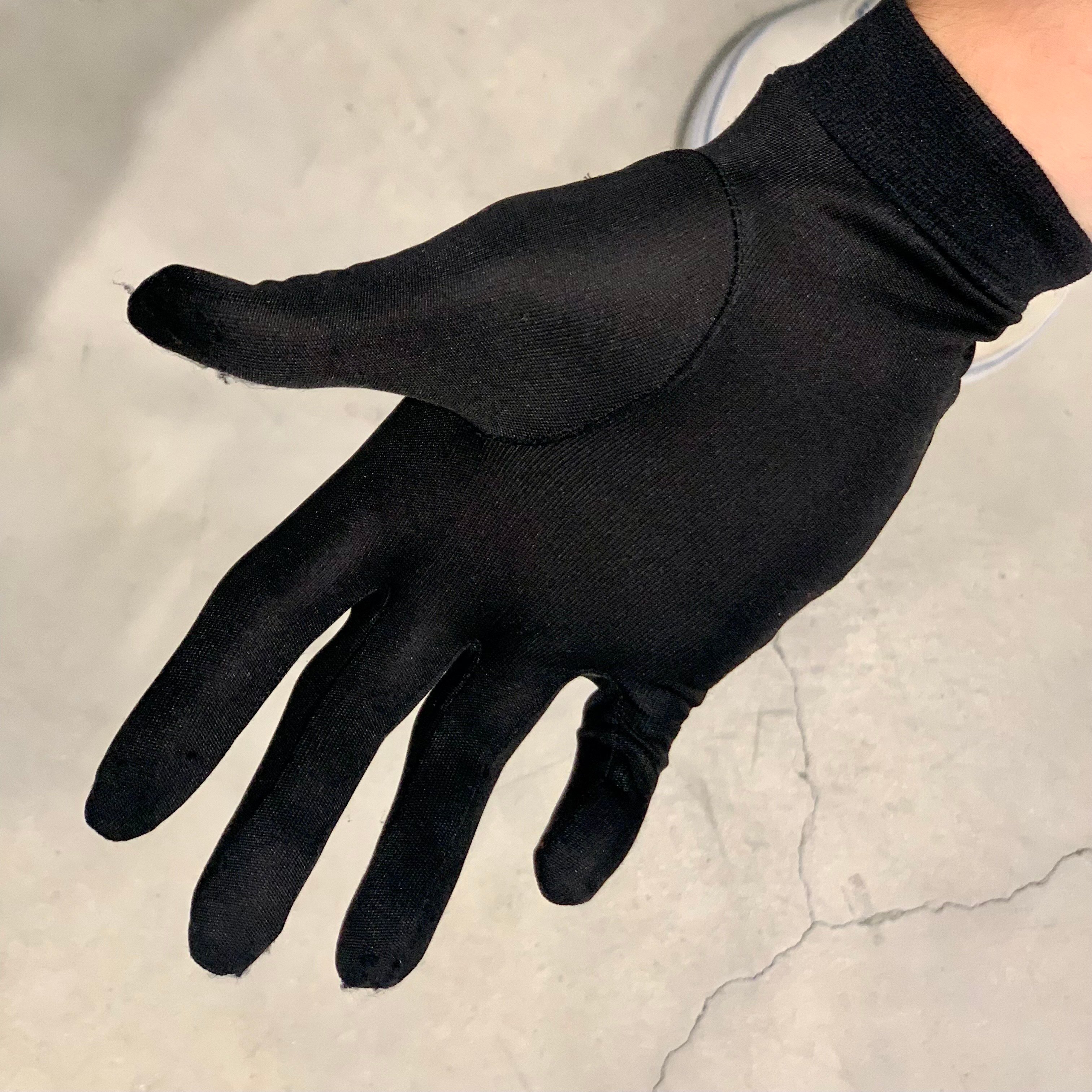 暑い夏に手元に快適さをもたらすインナーをご紹介!【SILK UNDERGLOVE】